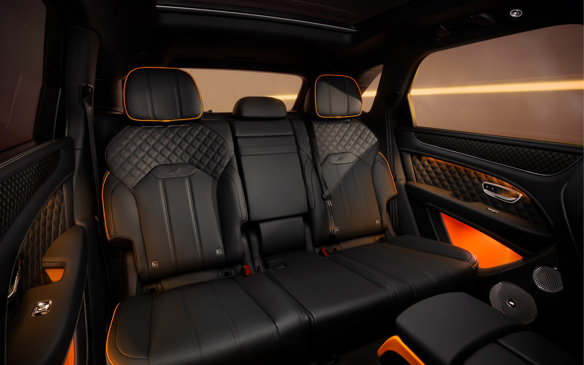 シートには黒色で「S」ロゴの刺繍が入る