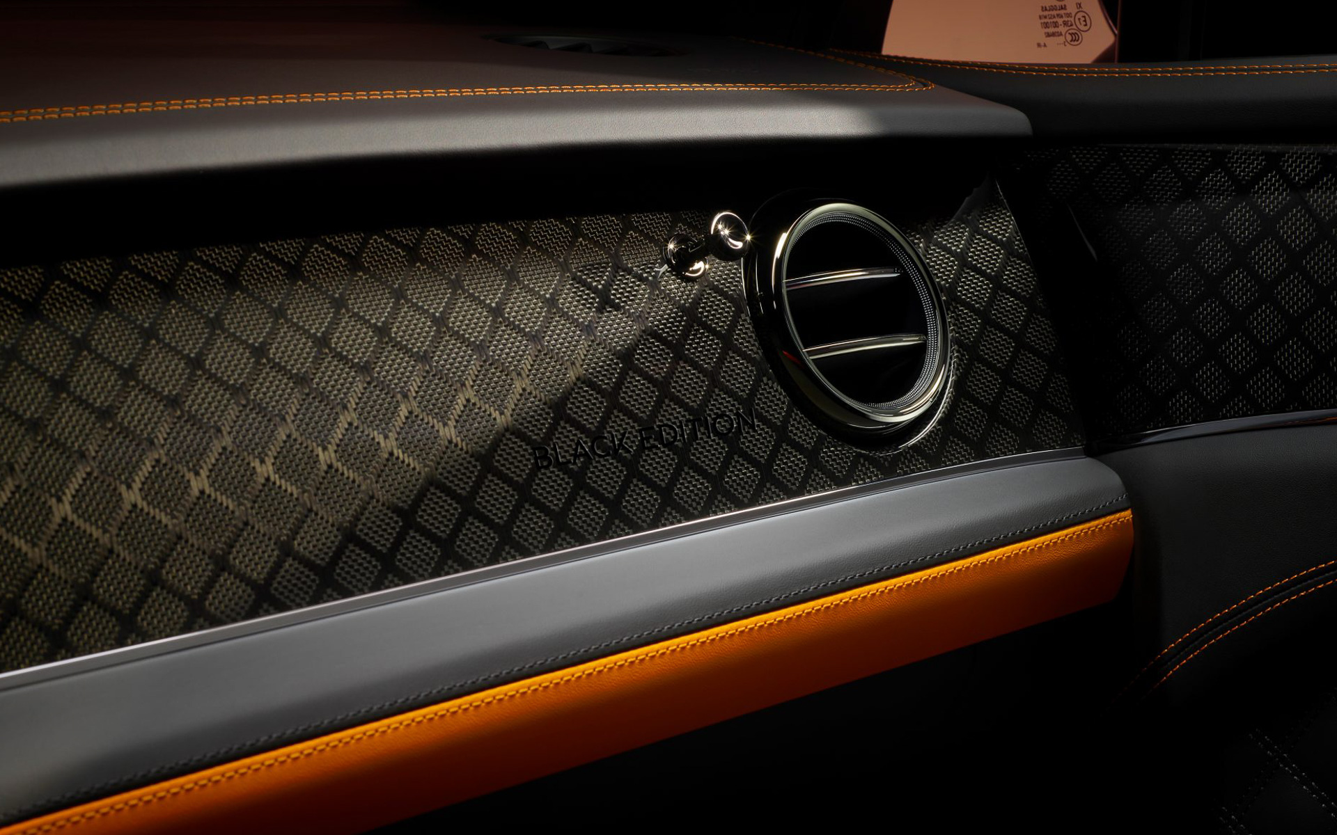 新たな織り方のカーボンファイバーを使用。「Black Edition」の文字も入る