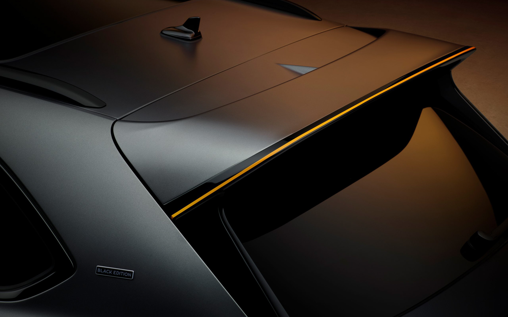 リアウイングにもアクセントカラーのラインが入る