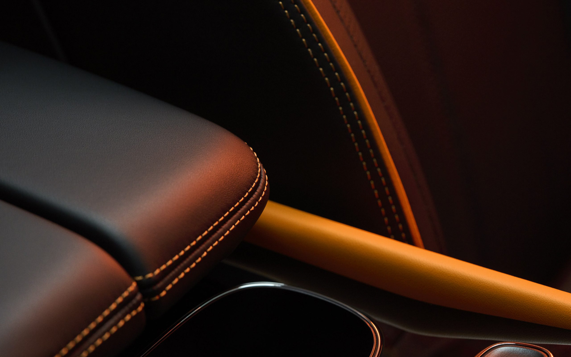 ステッチやパイピングなどにもエクステリアと同じアクセントカラーが入る