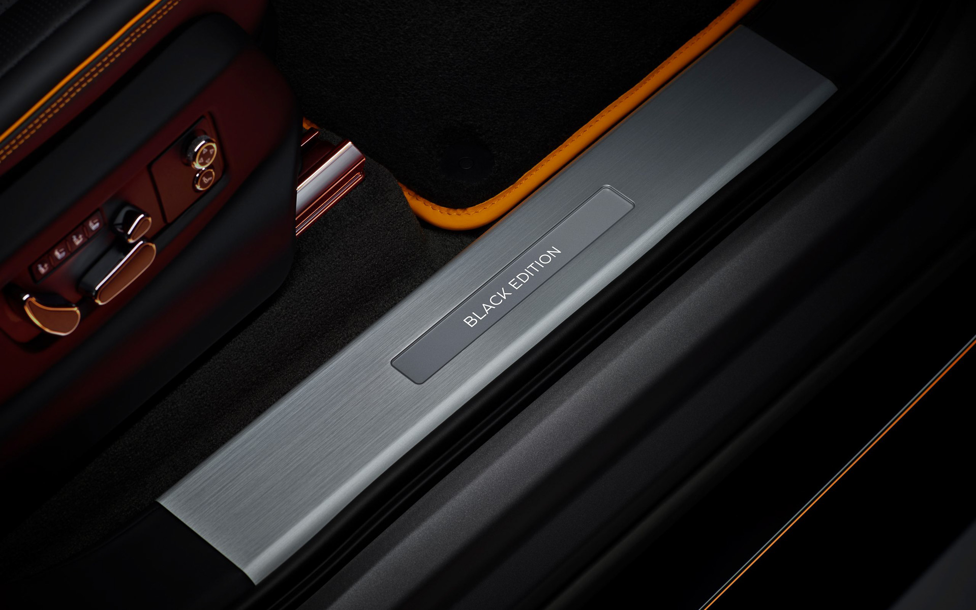 スカッフプレートにも「Black Edition」の文字が入る