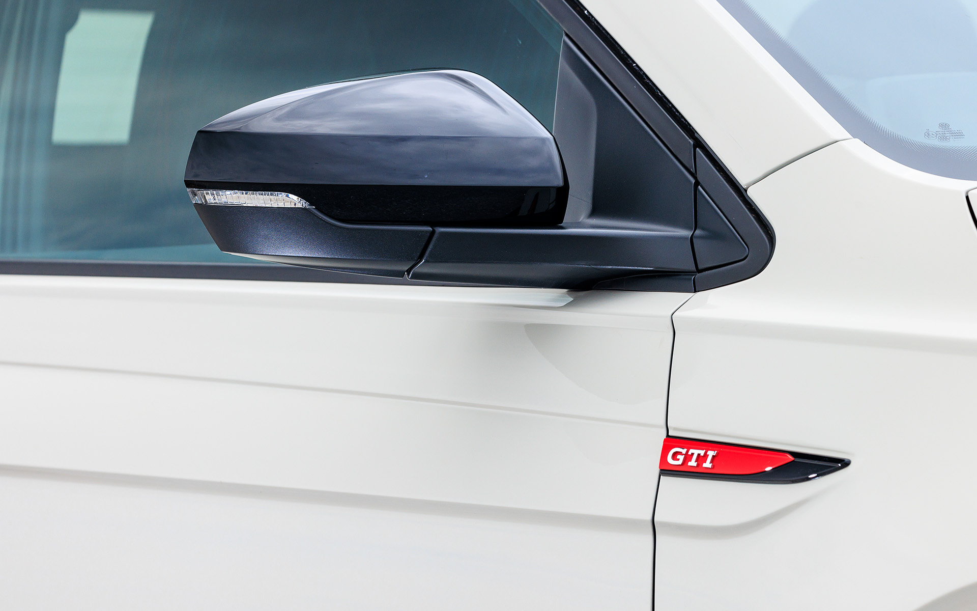 エクステリアでは18インチアルミホイールやルーフ、ドアミラーをブラックで統一し、スポーティさを際立たせた