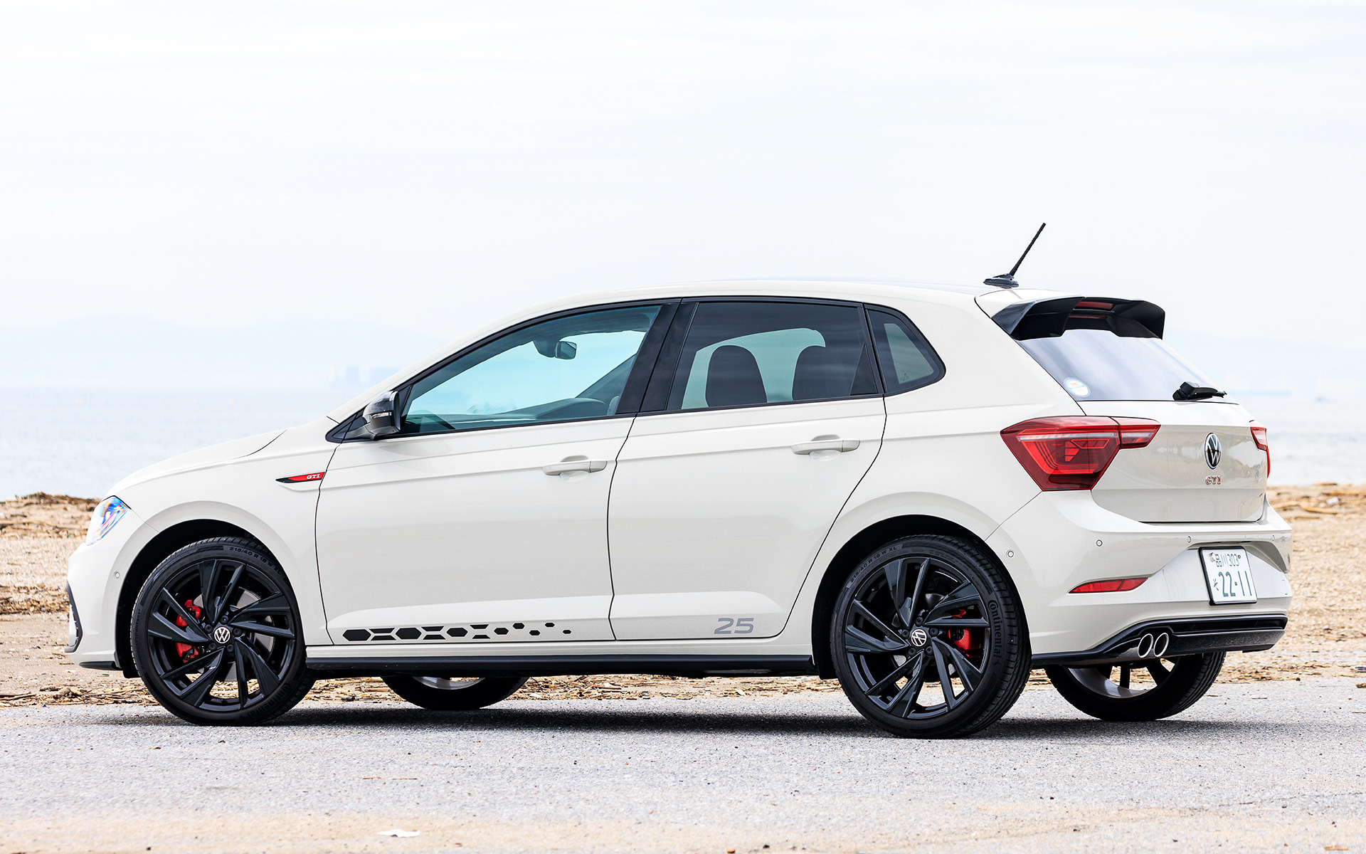 今回試乗したのは4月25日に発売となった、ポロ GTIの25周年を記念した限定車「ポロ GTI Edition 25」（486万5000円）。全世界2500台限定のアニバーサリーモデルで、日本では227台が割り当てられる。ボディサイズはベースモデルのポロ GTIと同じく4085×1750×1430mm（全長×全幅×全高）、ホイールベースは2550mm