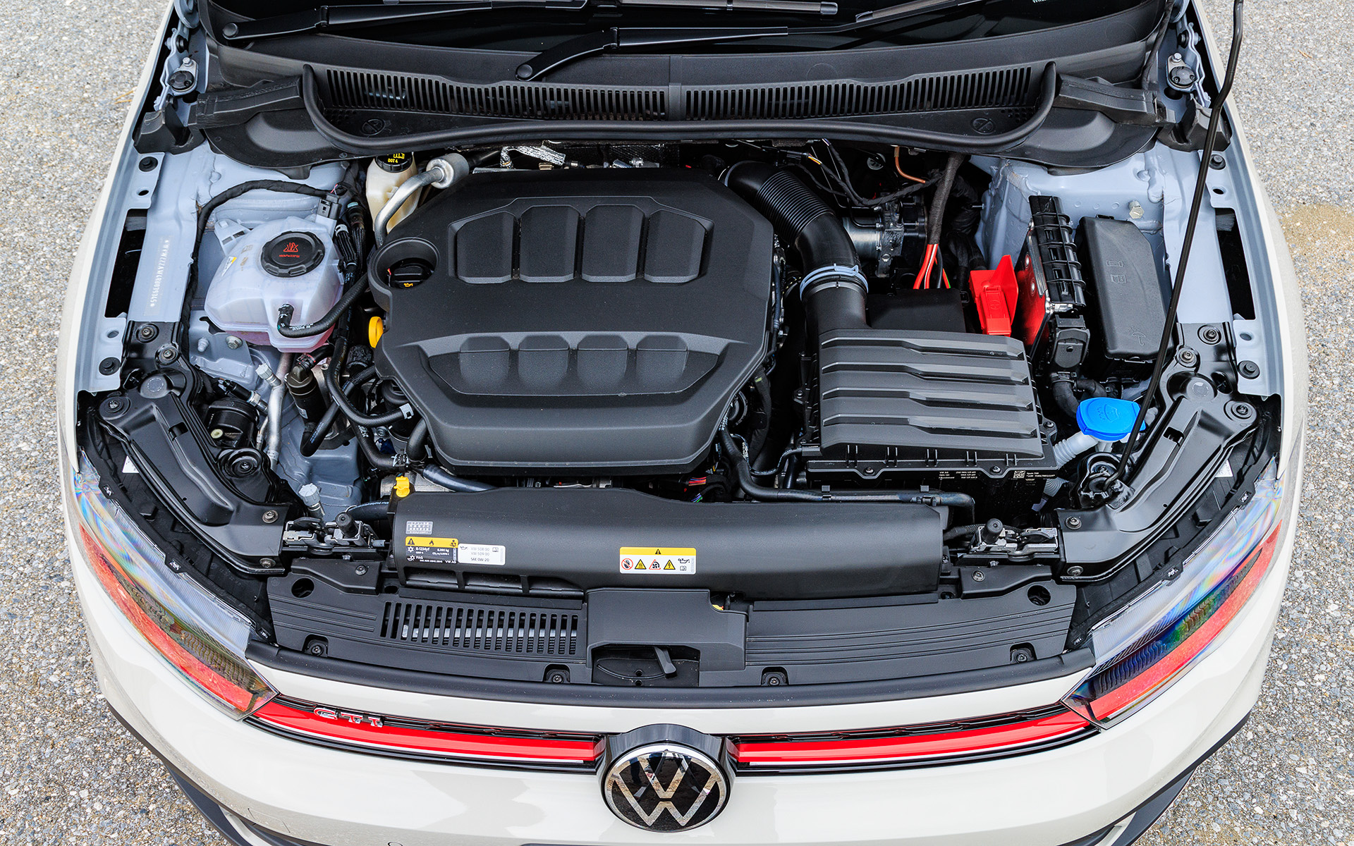 ポロ GTIと共通の直列4気筒DOHC 2.0リッターターボエンジンは最高出力152kW（207PS）/4600-6000rpm、最大トルク320Nm（32.6kgfm）/1500-4500rpmを発生。WLTCモード燃費は15.6km/L