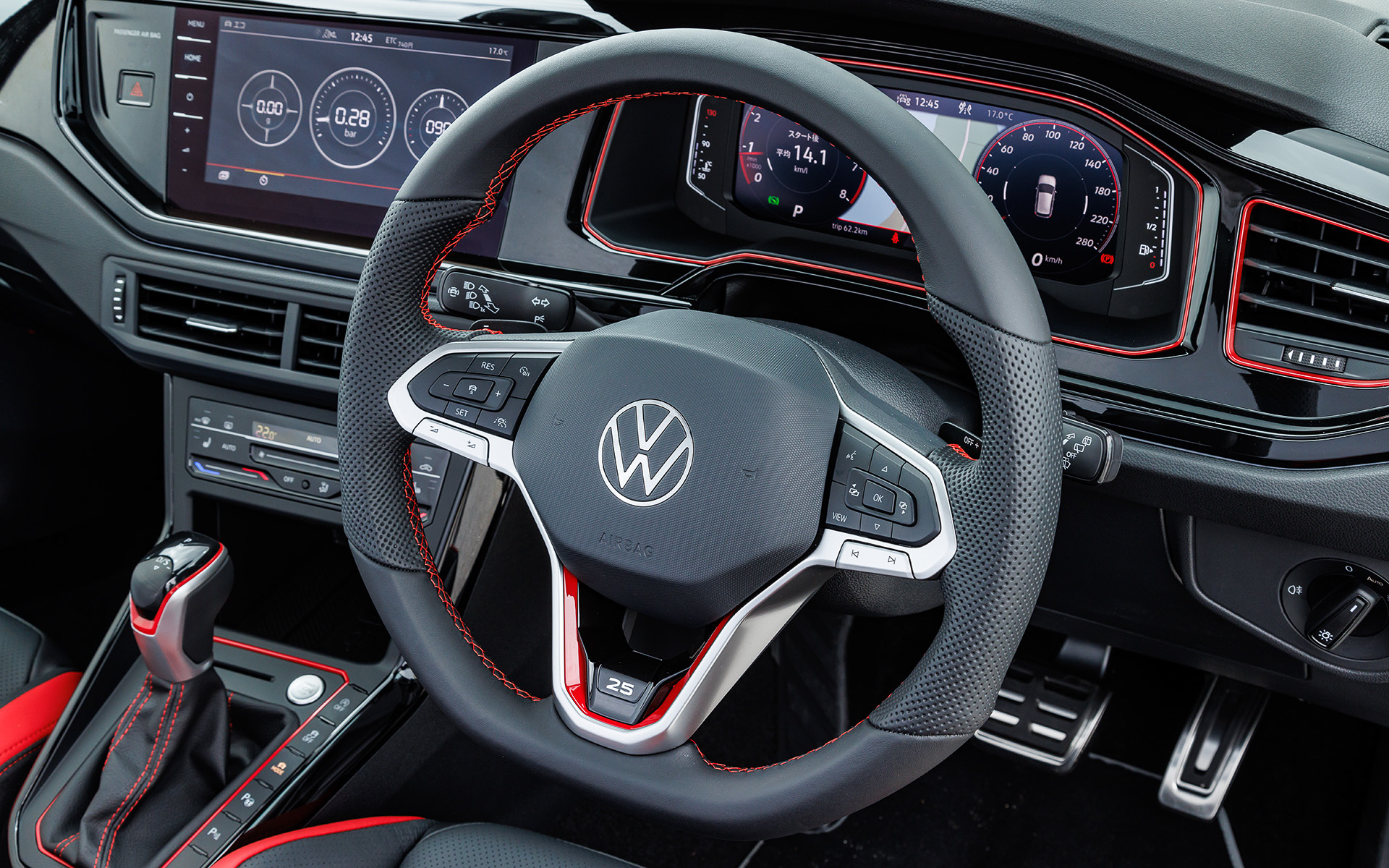 インテリアではEdition 25専用のスポーツレザーシートやレザーマルチファンクションステアリングホイールにGTIを象徴するレッドのアクセントを施した。限定生産車であることを示す“One of 2500”と記されたドアシルプレートも与えられる