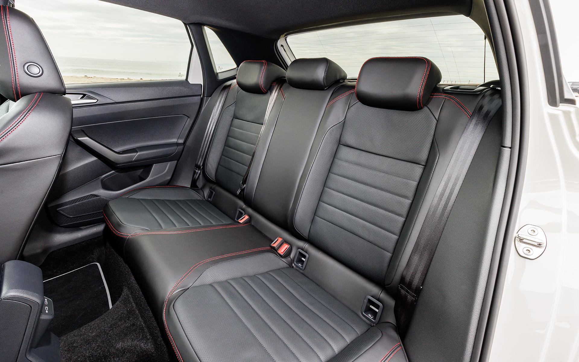 インテリアではEdition 25専用のスポーツレザーシートやレザーマルチファンクションステアリングホイールにGTIを象徴するレッドのアクセントを施した。限定生産車であることを示す“One of 2500”と記されたドアシルプレートも与えられる