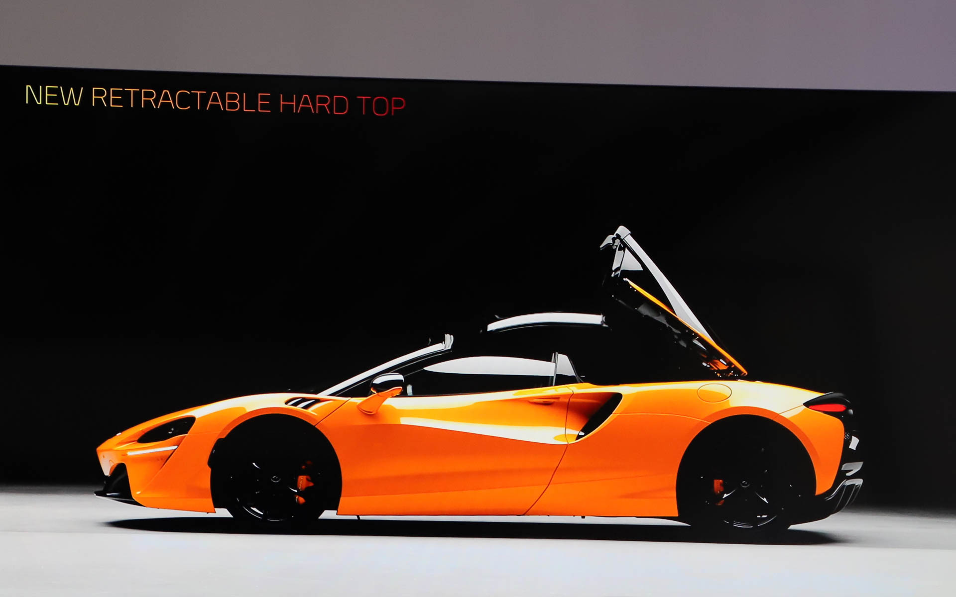 一体型電動式リトラクタブル・ハードトップは、オプションでガラスの透明度を5段階に調節できるエレクトロクロミック・ルーフパネルも選択可能