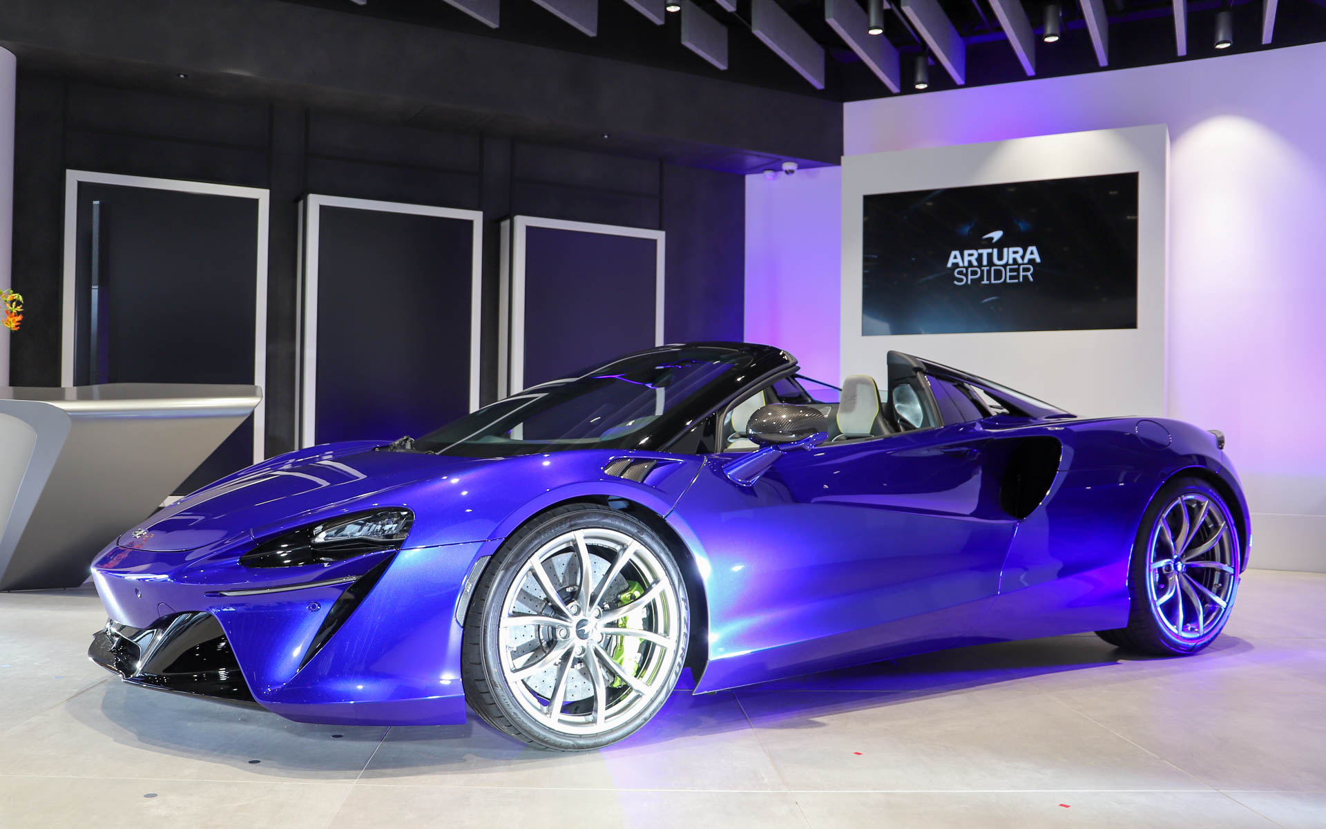 アルトゥーラ スパイダーのボディサイズは4539×1913×1193mm（全長×全幅×全高、全幅はミラーを含まない）、ホイールベースは2640mm