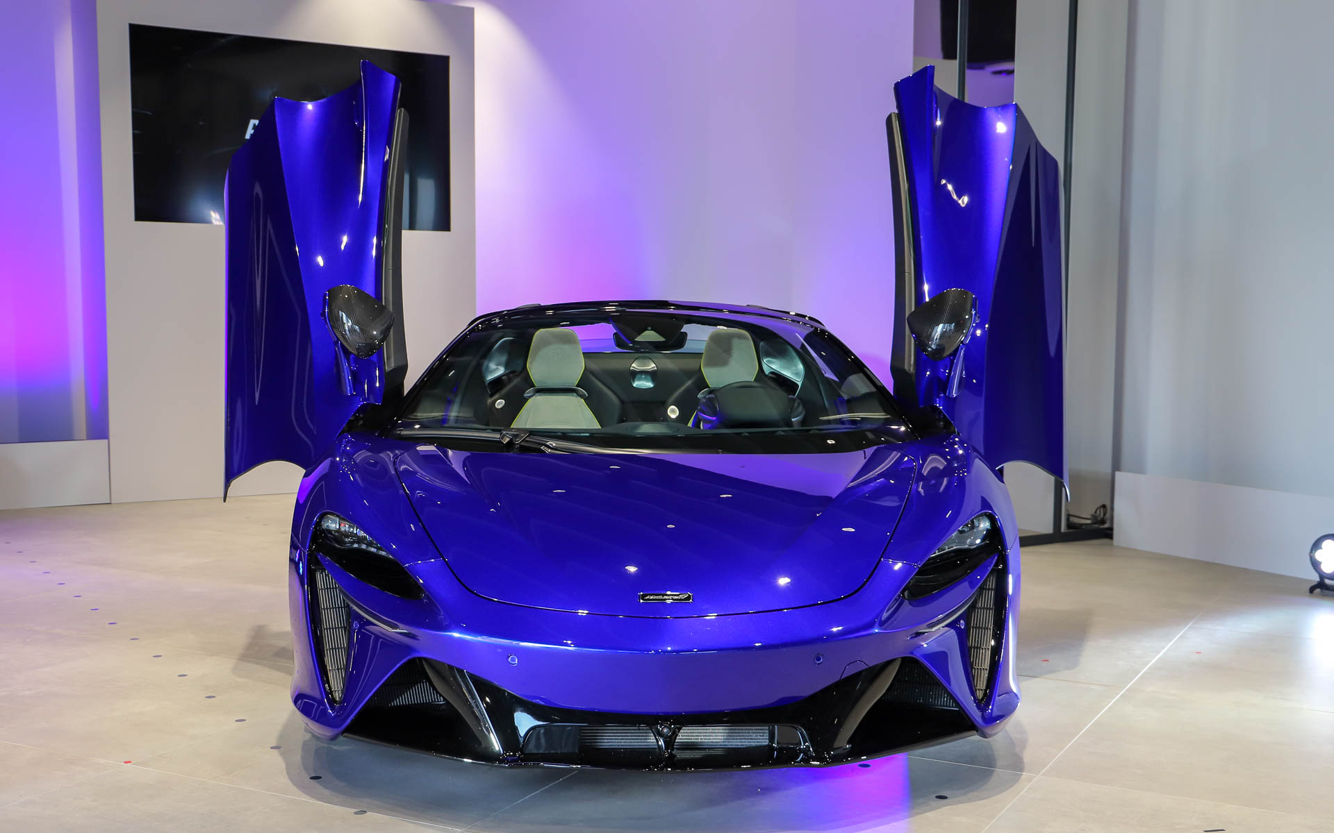 ドアは狭いスペースで乗り降りしやすいようボディに沿って開く「ディヘドラル・ドア」を採用