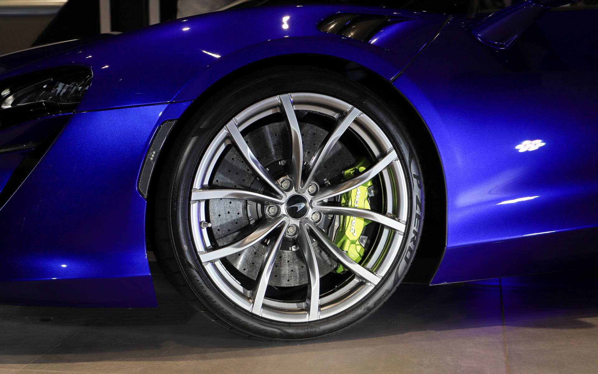 タイヤは左右非対称のトレッドパターンを持つピレリ「P ZERO」を装着。タイヤサイズは前後異径で、フロントは235/35ZR19 91Y、リアは295/35ZR20 105Y