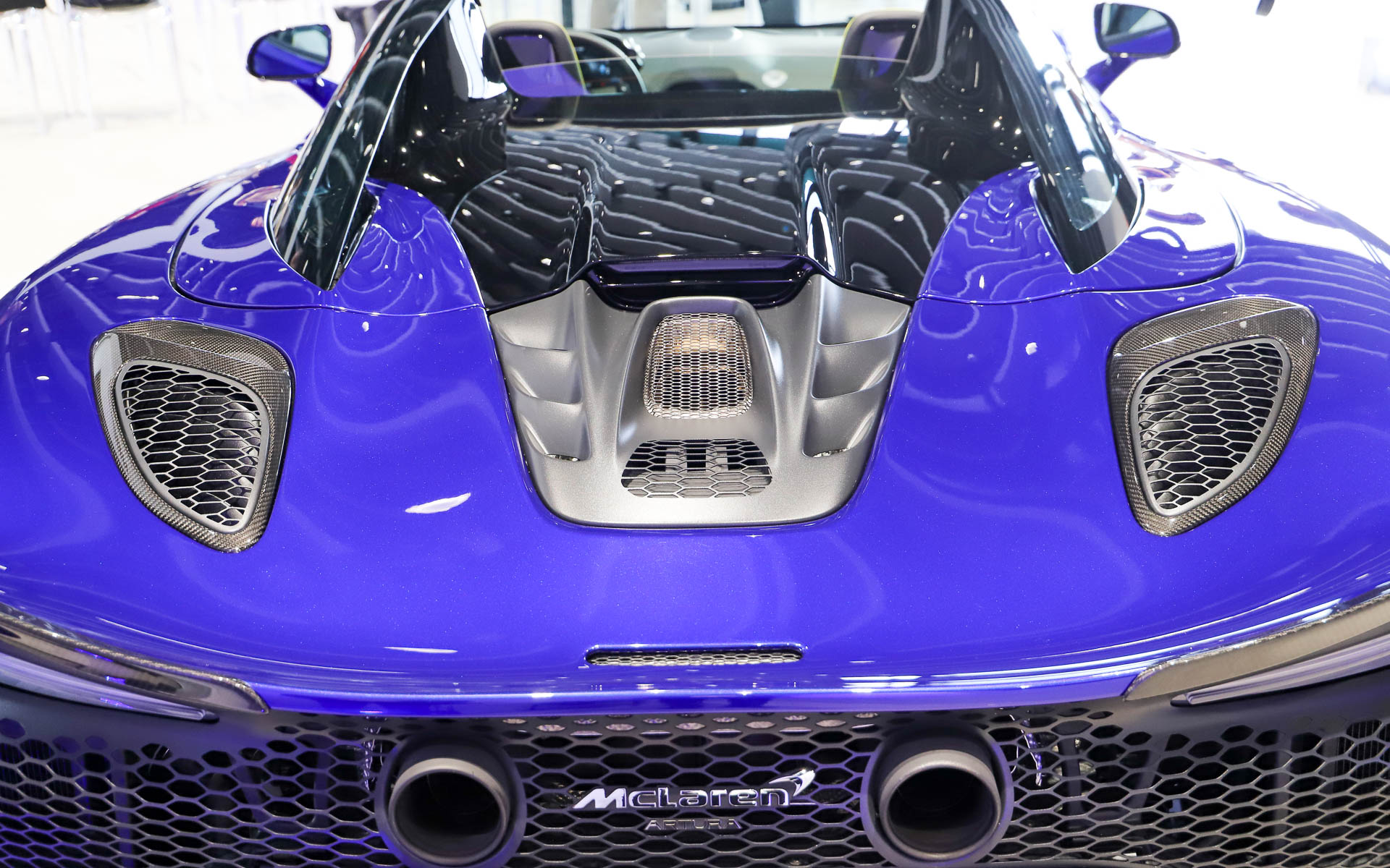 新たに4つに分割されたダクトシステムを採用し、特徴的なリアビューとしている