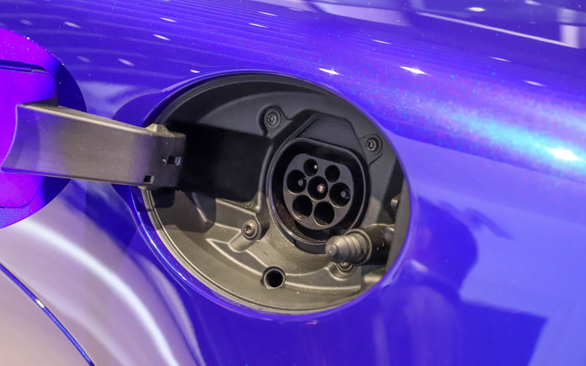 助手席側のリアフェンダー部分に充電口を配置