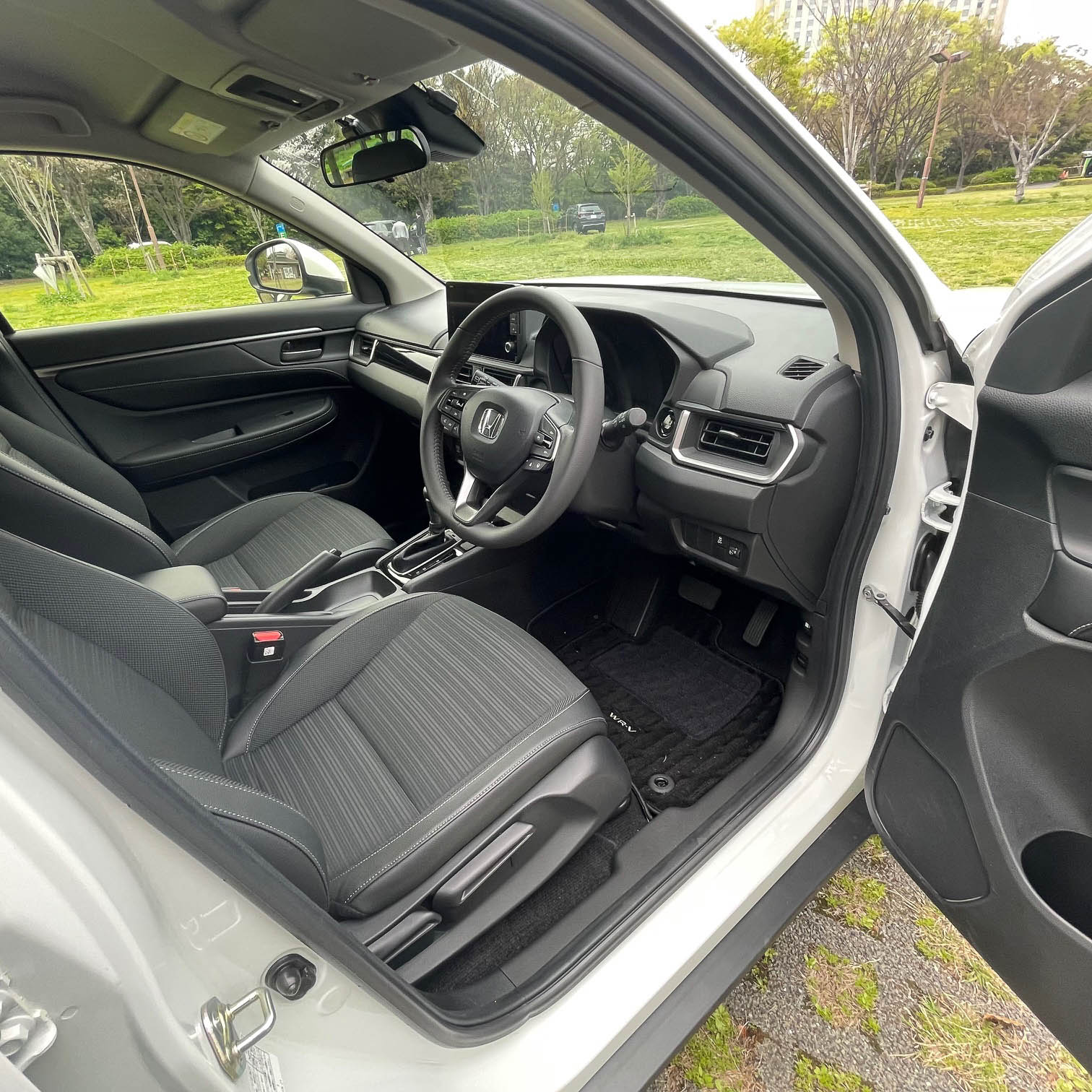 大きなフロントシートからの視界はボンネットが見やすくスッキリしている