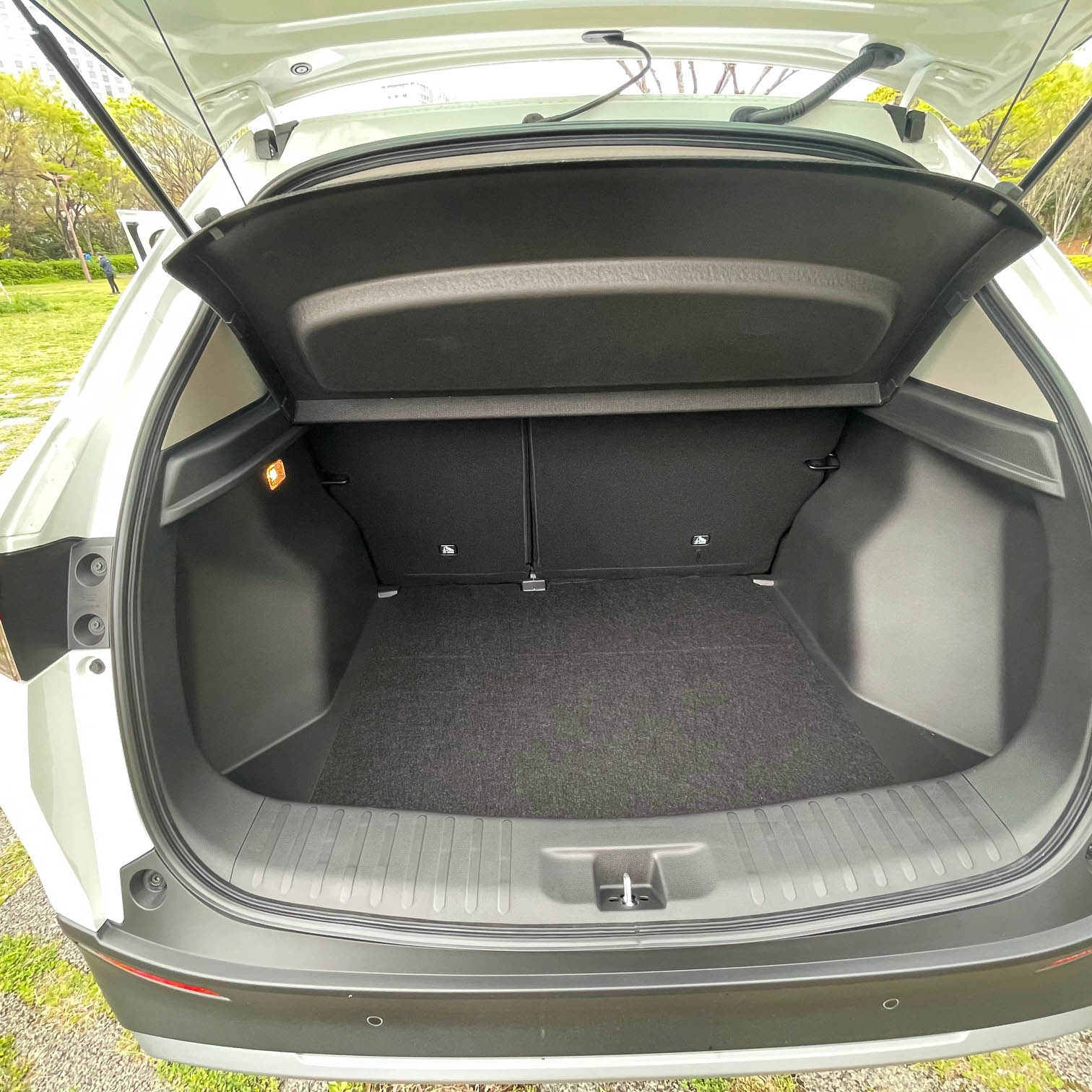 間口の広いトランク容積は458Lでシートバックは6：4の可倒式