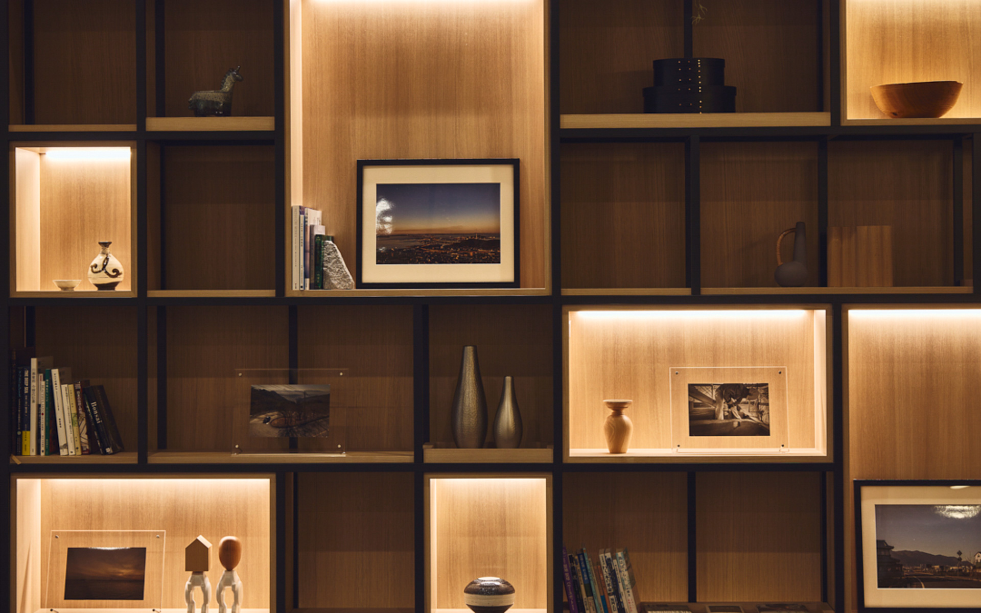 各地域の多様な風土、手しごとをテーマに日本全国を9地域に分けたディスプレイ