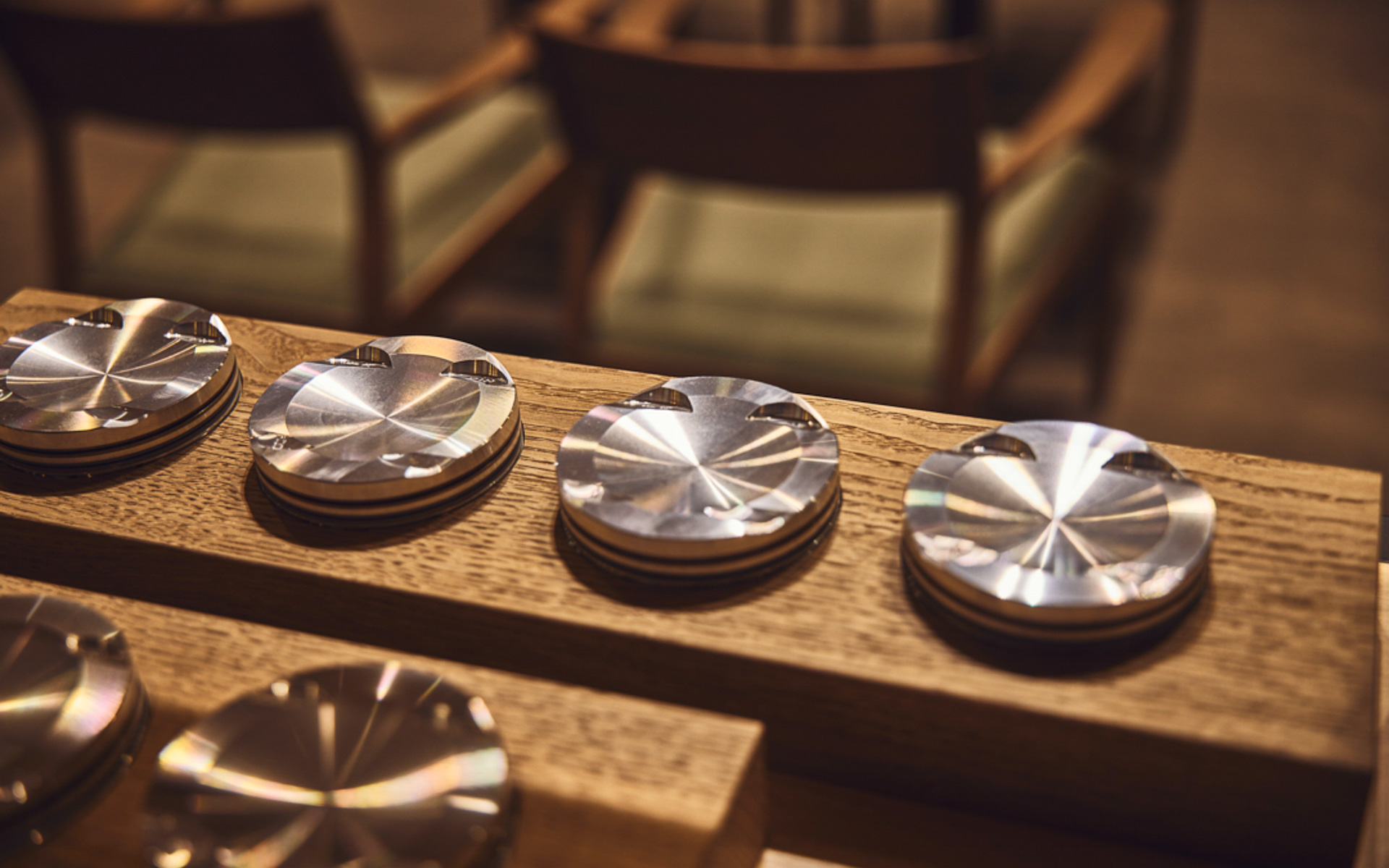 全国各地域で生産されている車両パーツを使用したオブジェも飾られる