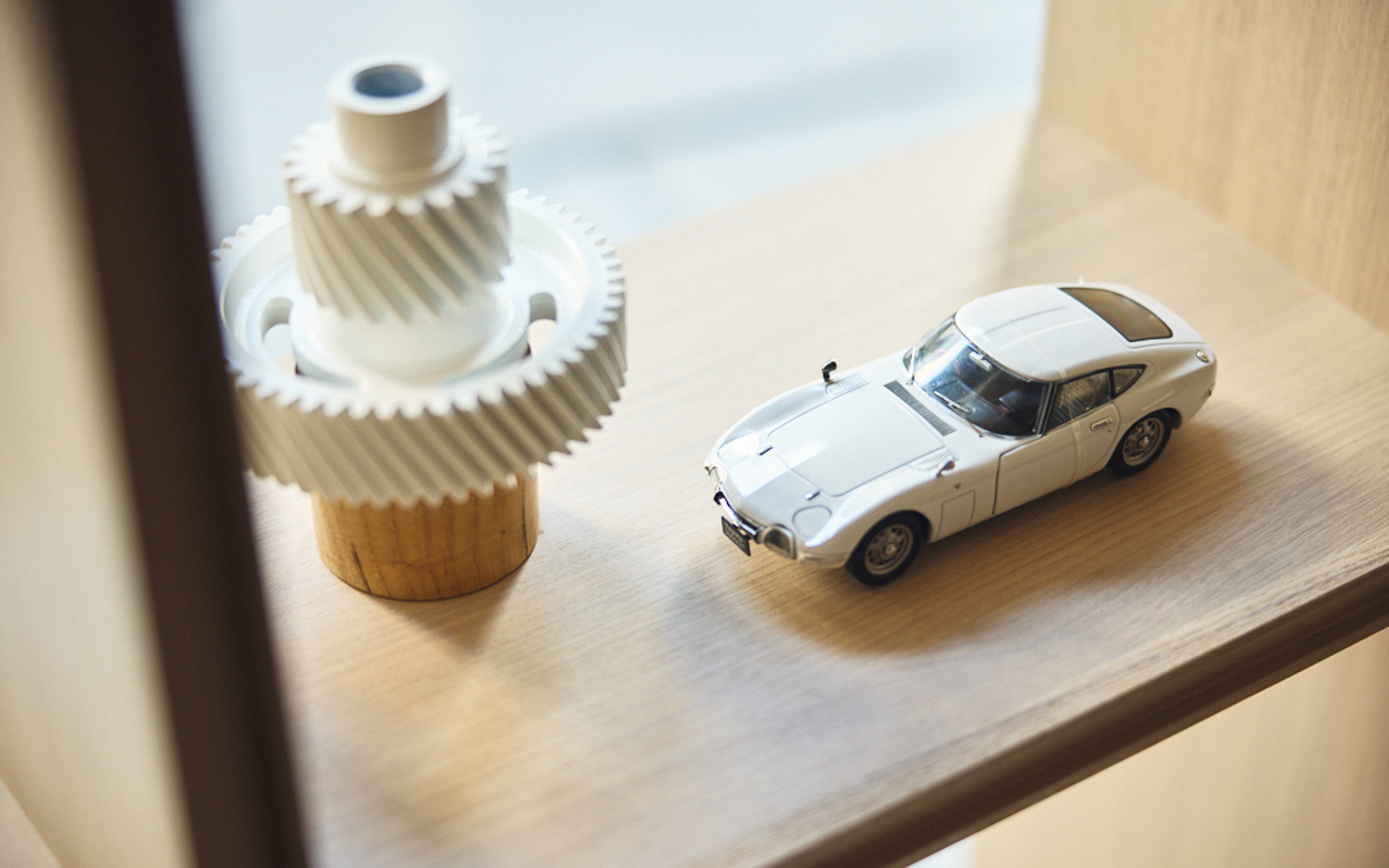 全国各地域で生産されている車両パーツを使用したオブジェも飾られる