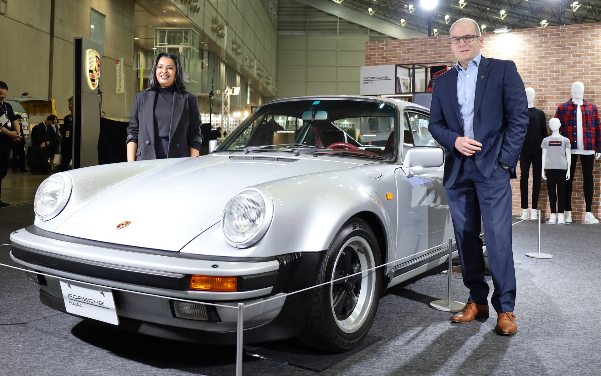 ポルシェライフスタイル キーアカウントマネージャーのソバナ・トゥライラジャー氏（左）、ポルシェジャパン株式会社 代表取締役社長のフィリップ・フォン・ヴィッツェンドルフ氏（右）