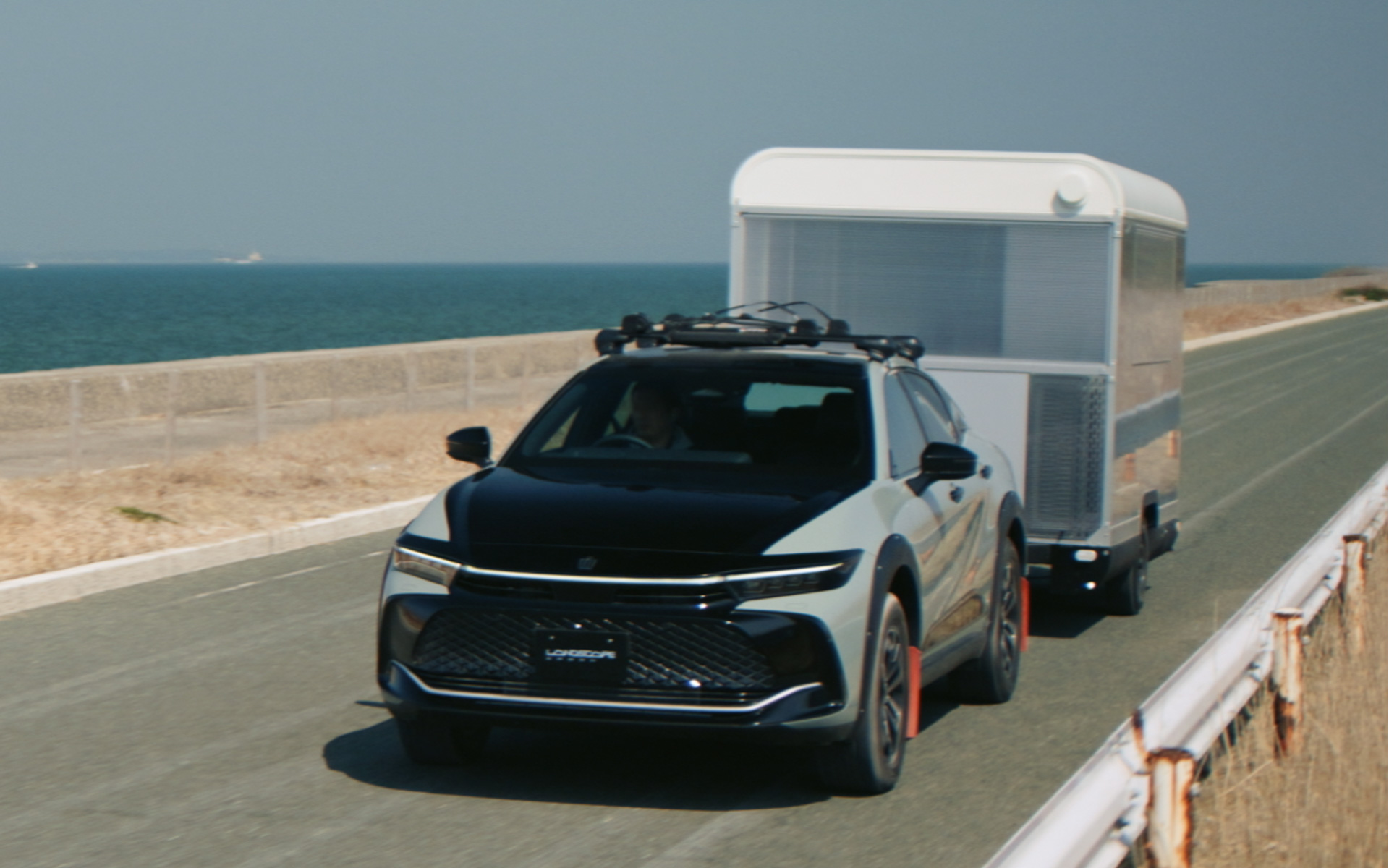 クラウン特別仕様車CROSSOVER RS“LANDSCAPE”とオフグリッドモバイルベースイメージ