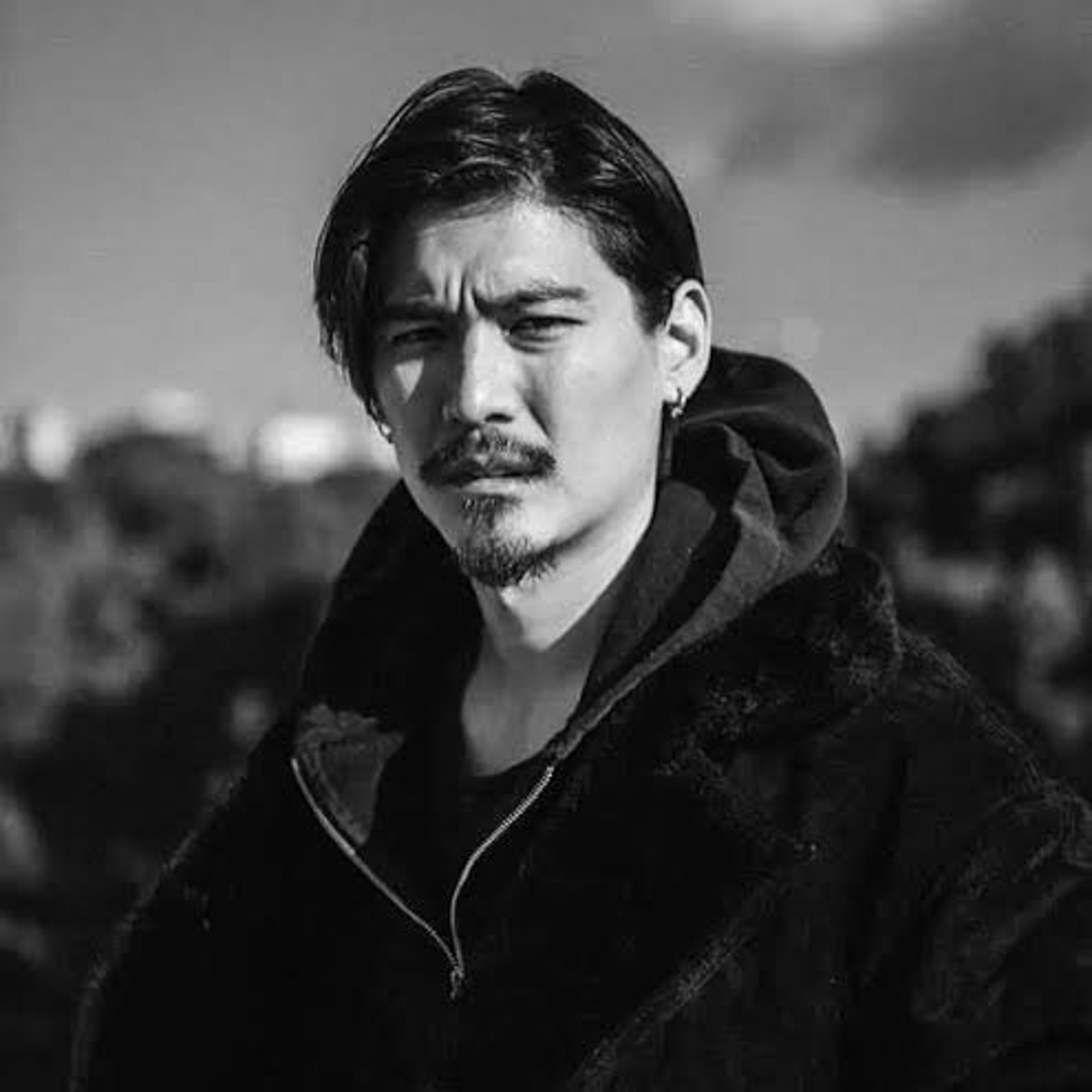 水上剣星氏（俳優/モデル）：1984年生まれ、神奈川県出身。俳優、モデルとして活動。世界でヒットした大作ドラマ「TOKYO VICE」シーズン2に出演中