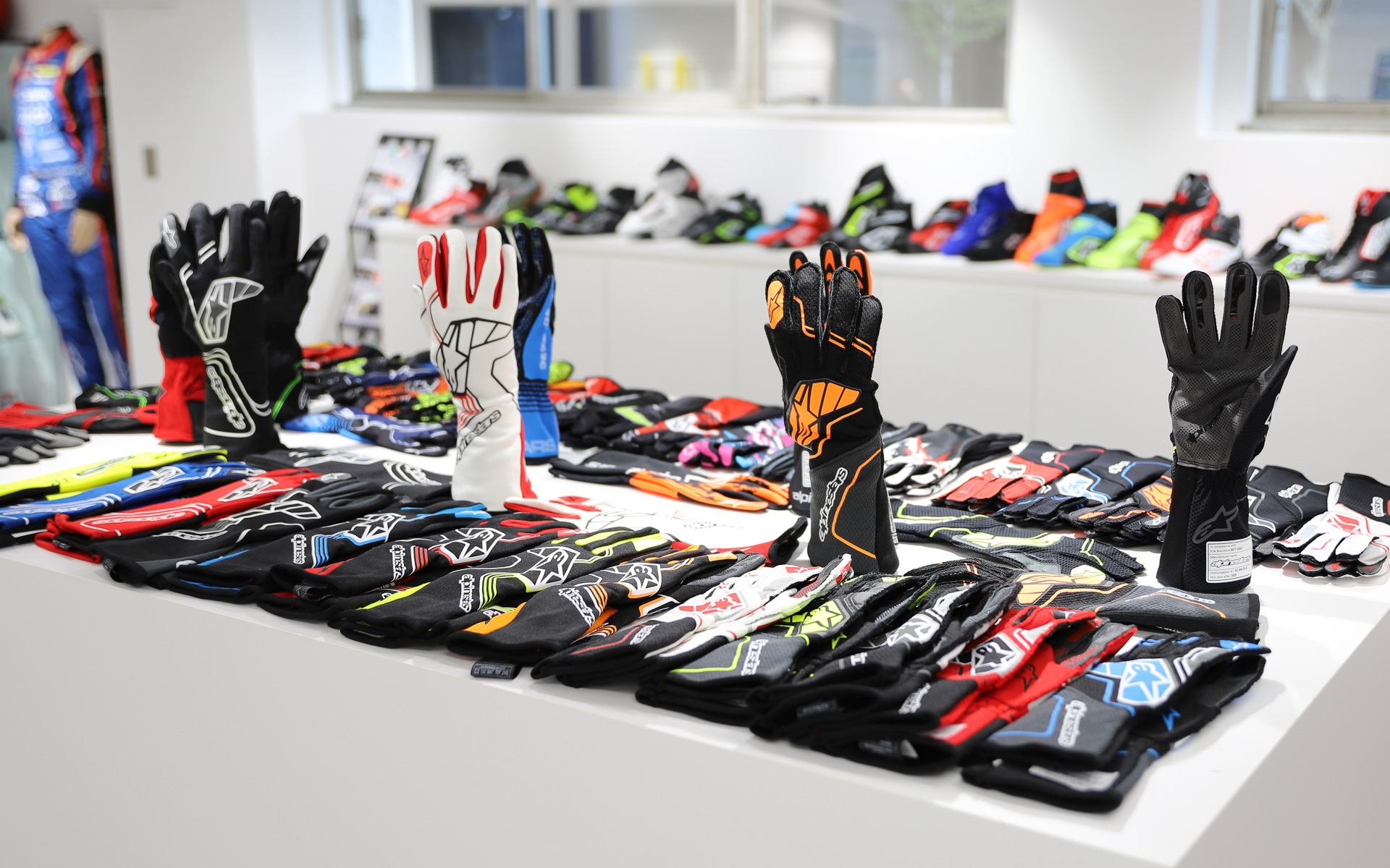 アルパインスターズのレーシンググローブ