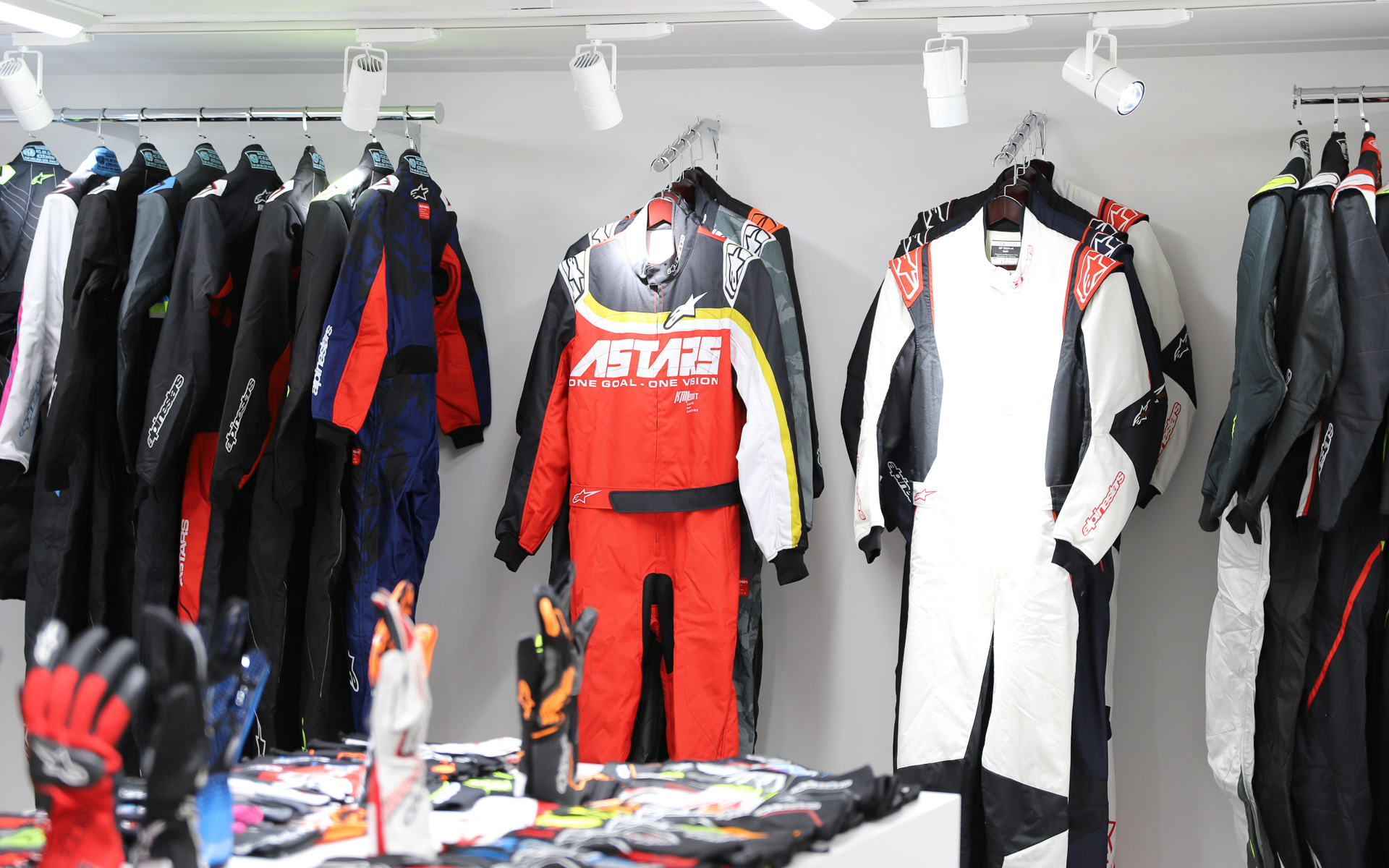 SPKがモータースポーツ用品を見たり触れたりできるショールームを開設する