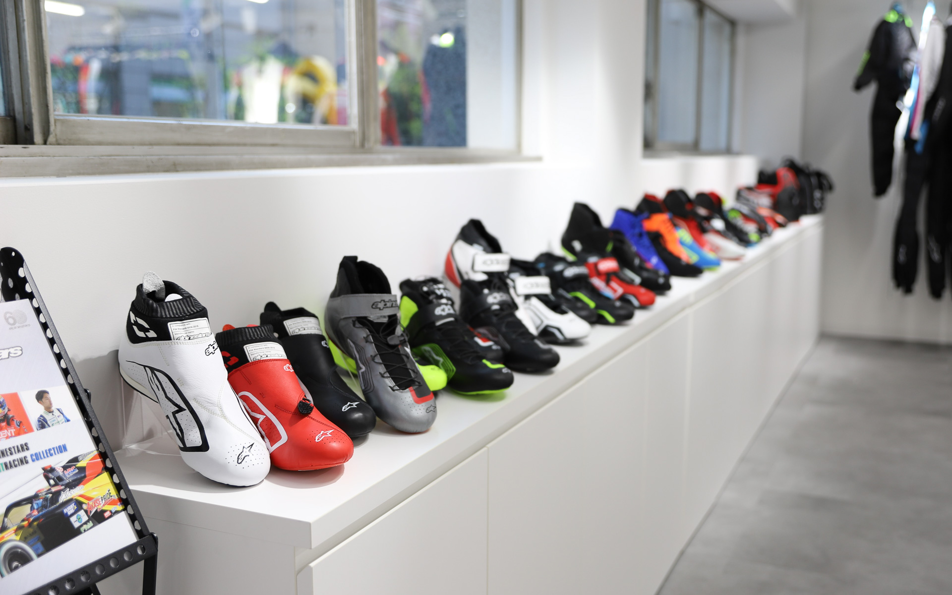 アルパインスターズのレーシングシューズ