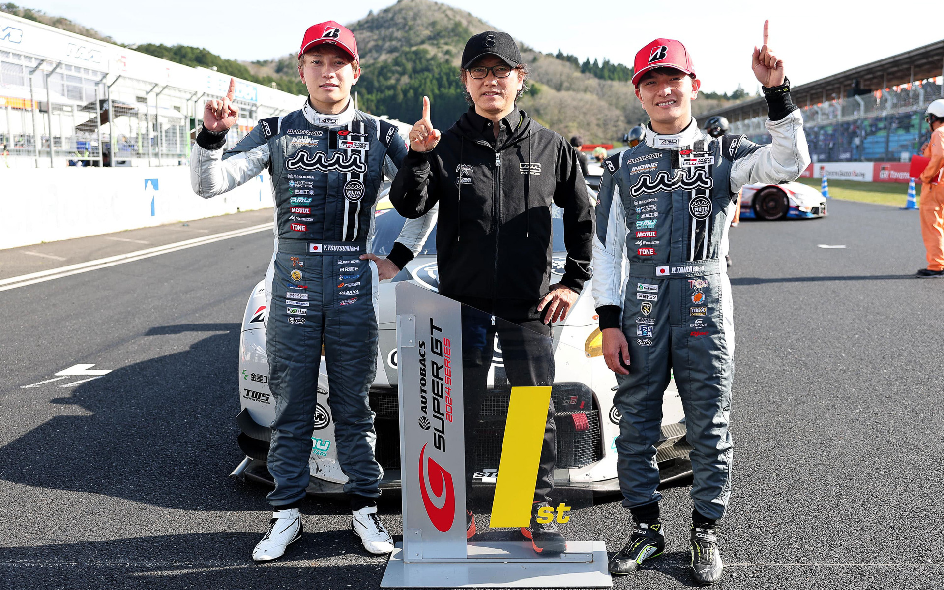 左から、堤優威選手、加藤寛規監督、平良響選手