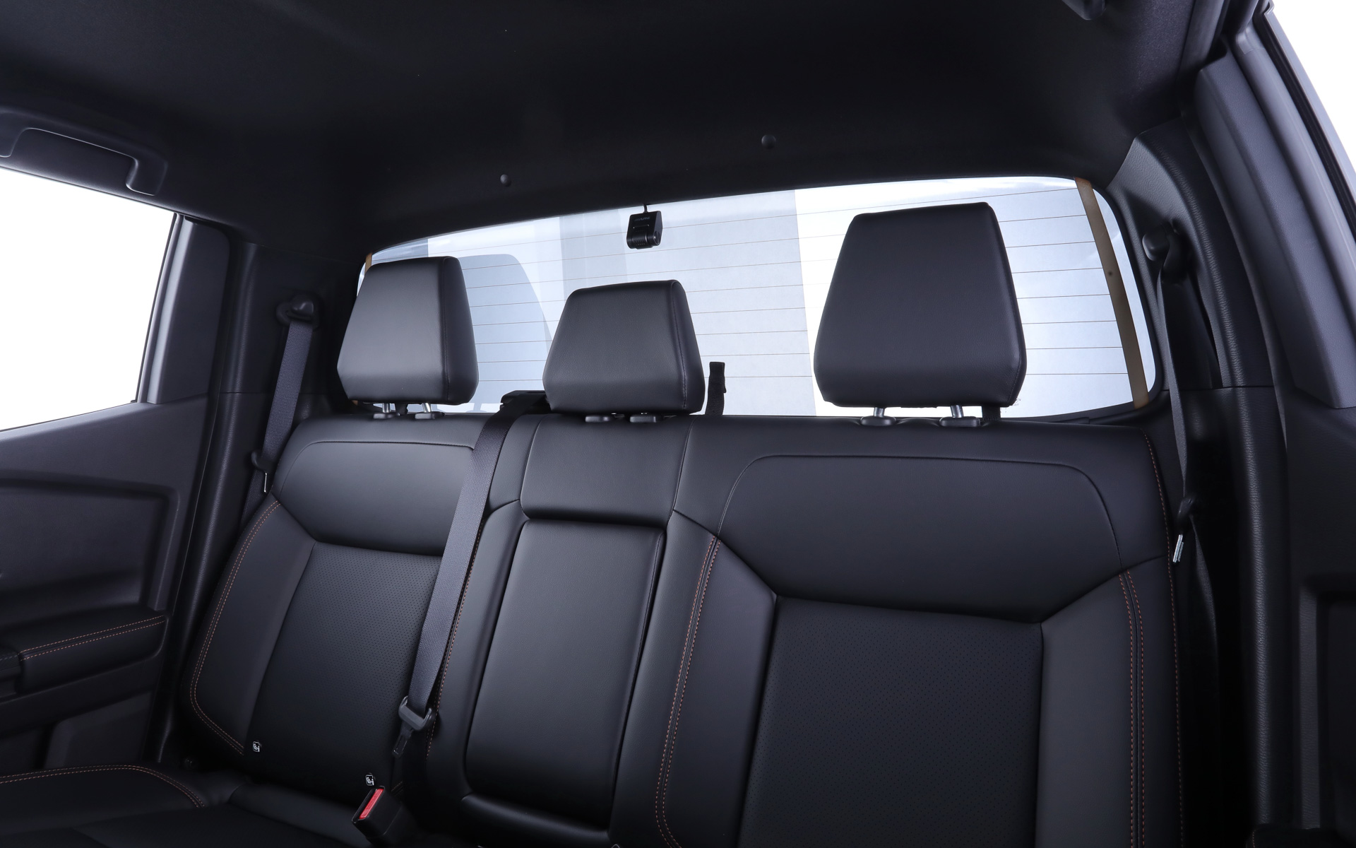 リアは車輛後部に荷台が設定されているため車内用リアカメラの場合、後方下部は映らない