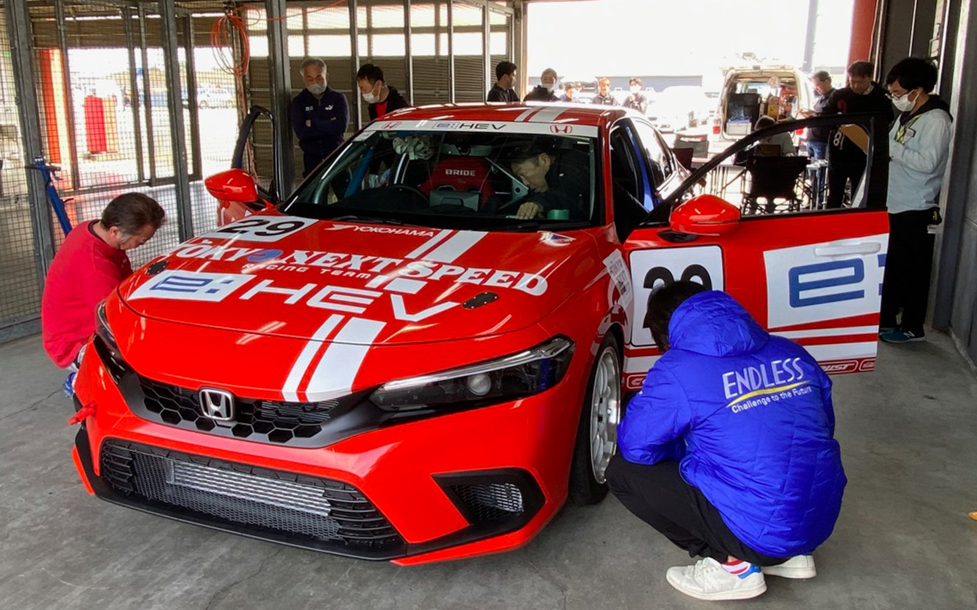 ホンダのハイブリッドシステム「e：HEV」の走りを鍛え、クルマファンを虜にするような楽しさを追求するプロジェクト第2弾は、シビックe：HEVでのチャレンジです。いよいよ7月のJoy耐に向けて、スタートしました