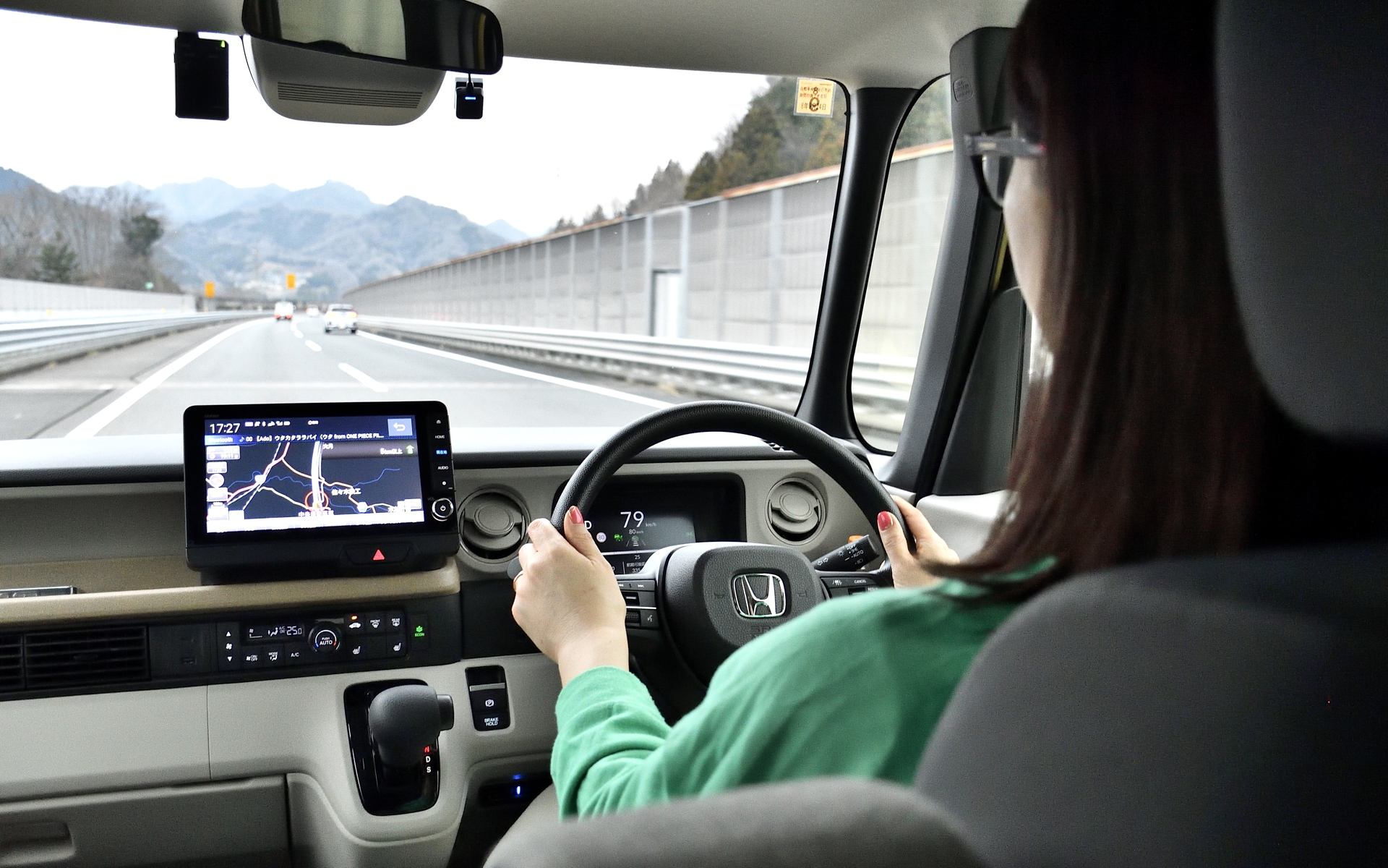 水平基調のダッシュボードだから視界が広い！　さらに遮音性が高いから、前後席での会話もなんなくこなせ、自然とドライブも盛り上がります