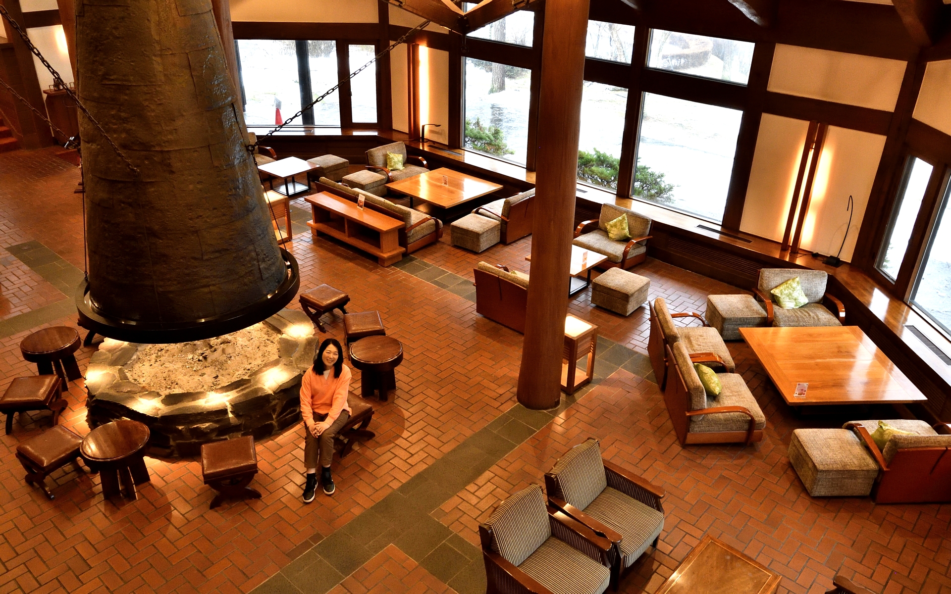 天井まである大きな薪ストーブは圧巻ですが、どこか懐かしい雰囲気も漂っています