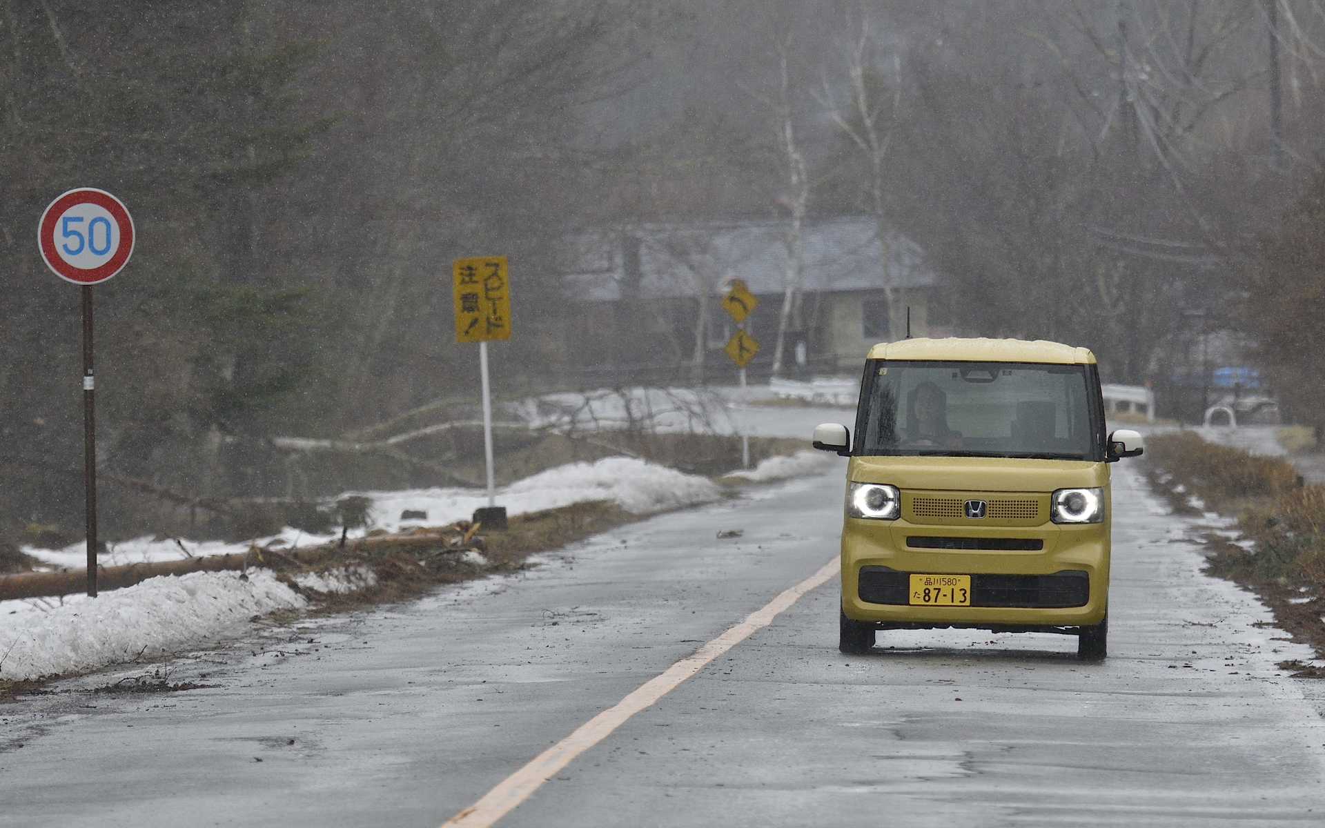 道路わきにまだ雪の残る八ケ岳をのんびりとドライブ