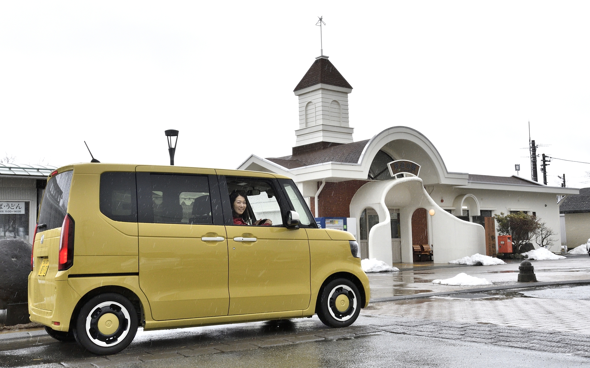 標高1345.67mとJR線の中で一番高い所に位置する野辺山駅。唐松に囲まれた流線型の洋館風駅舎も特徴的！