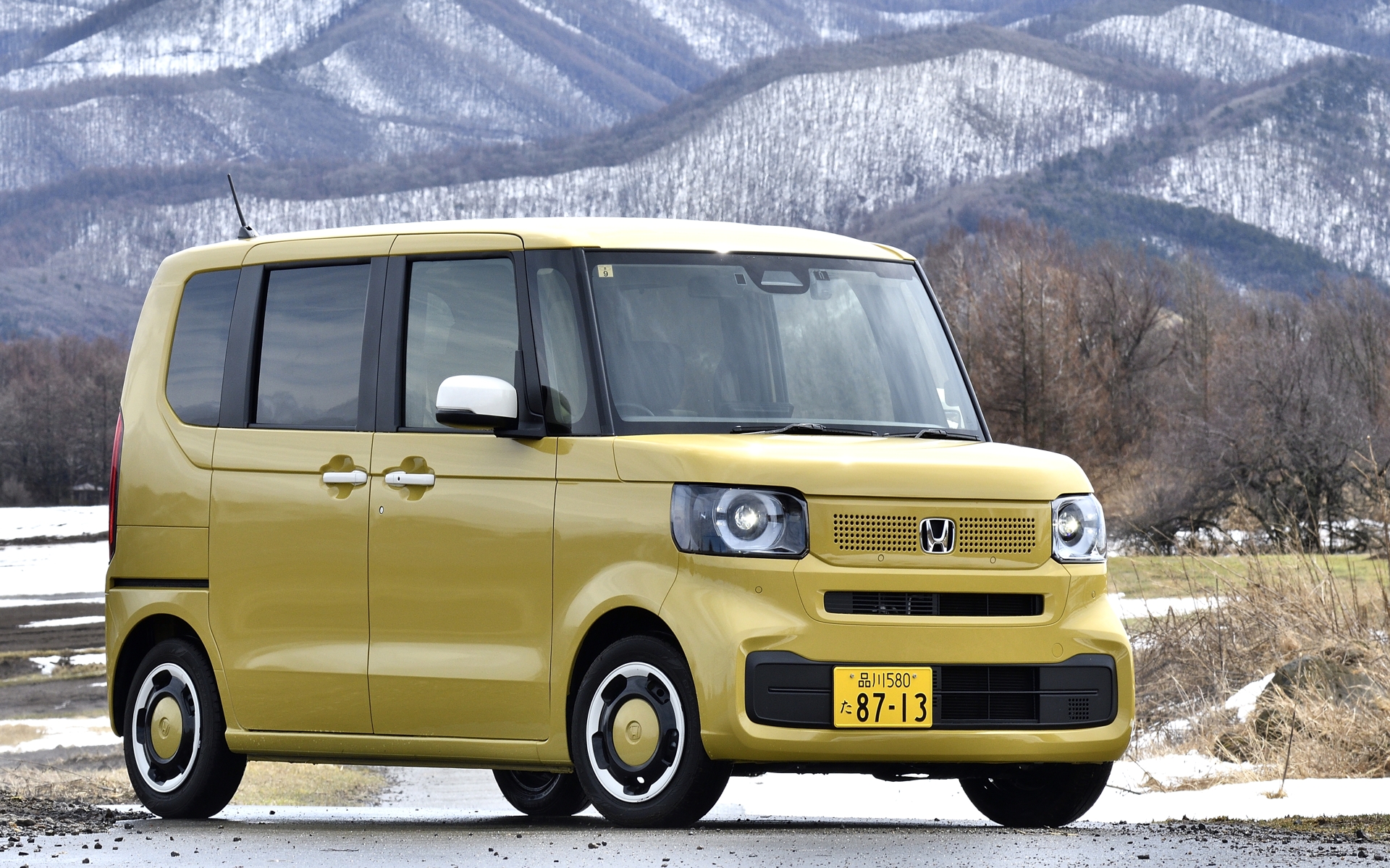 試乗車のボディカラーは春夏秋冬どの季節にもしっくりくるオータムイエロー・パールで、オフホワイトのドアミラーカバーとアウターハンドル、ボディ同色のホイールカバーを装着した「ファッションスタイル」パッケージ。ボディサイズは3395×1475×1790mm（全長×全幅×全高）、ホイールベースは2520mm