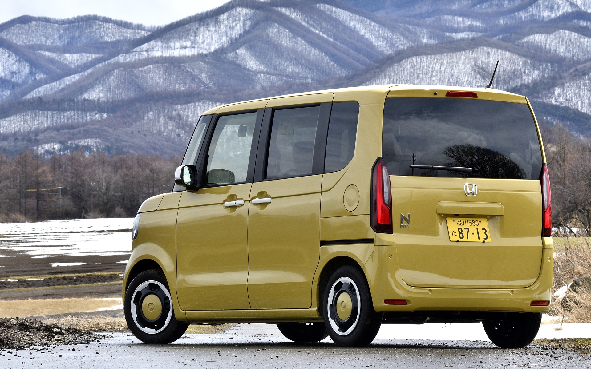 ベース車両の価格は174万7900円で、メーカーオプション「リア右側パワースライドドア」「運転席＆助手席シートヒーター」「運転席＆助手席シートバックテーブル」「オートリトラミラー」「左右独立式リアセンターアームレスト」「9インチHonda CONNECTナビ」と、ディーラーオプション「ETC2.0車載器 ナビ連動タイプ」「フロアカーペットマット」「ドライブレコーダー」を装着して219万7800円（ディーラーオプション取り付け費や諸費用は含まず）