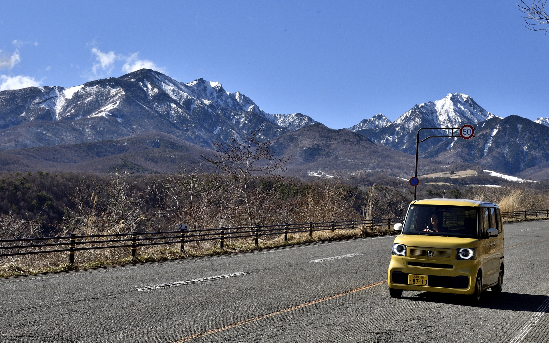 山道もグングン走れるN-BOX。南アルプスの山々を背にセグウェイに乗れる八ヶ岳アウトドア・アクティヴィティーズを目指します