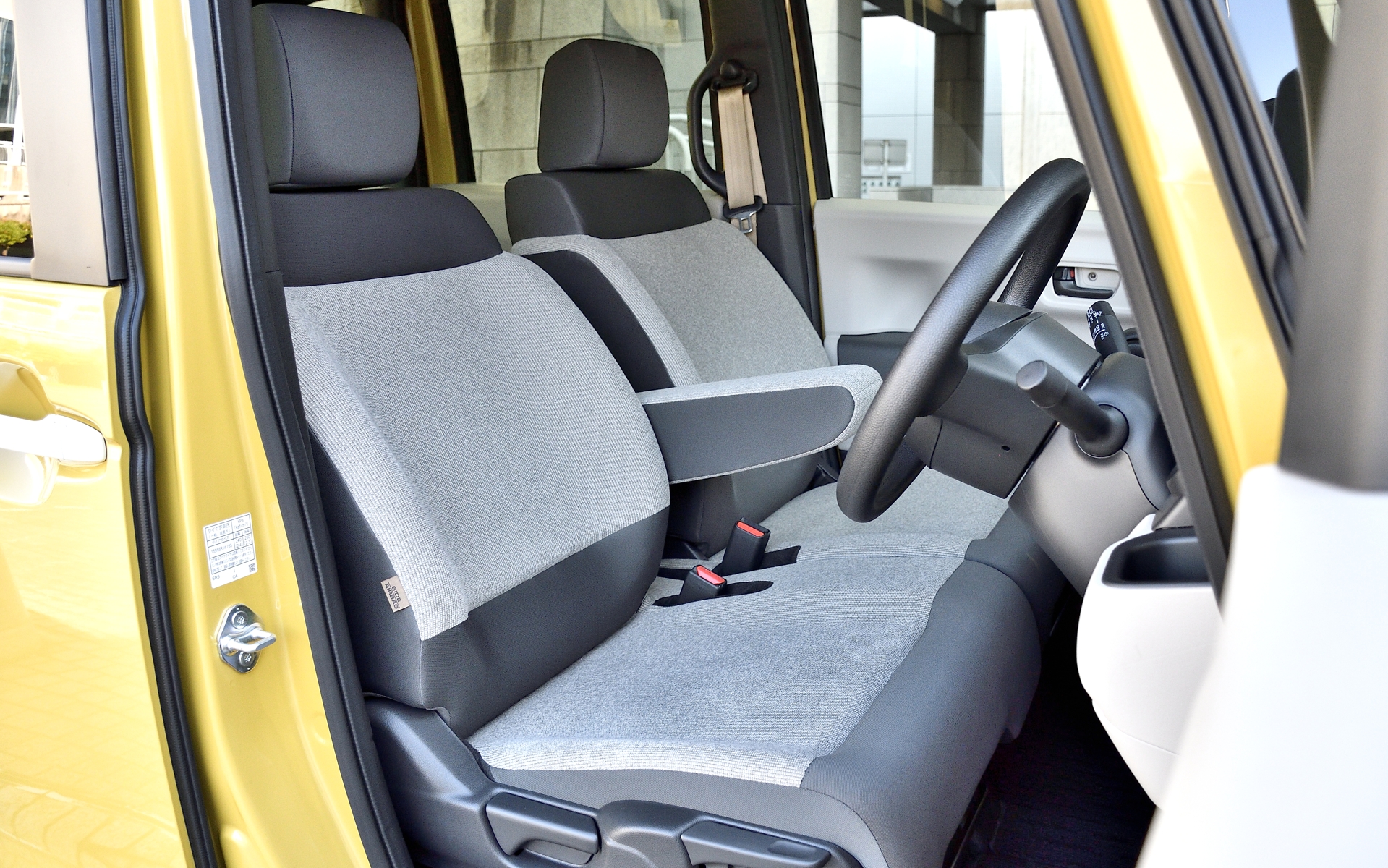 運転席と助手席は、まるでリビングでくつろいでいるかのような空間でリラックスして運転できるのはうれしいポイント