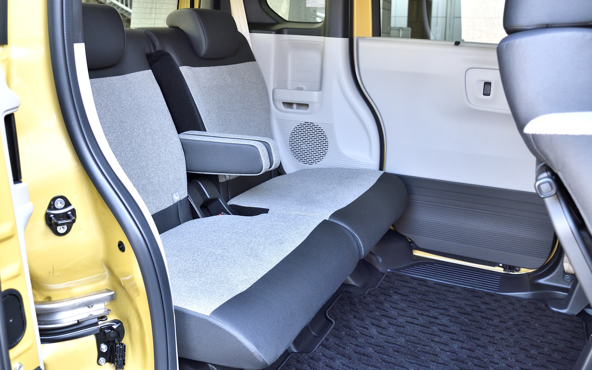 リアシートを最後端まで下げれば、大人でも足を伸ばせるラグジュアリー空間に