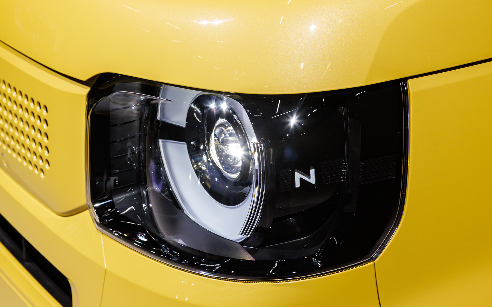 デイタイムランニングランプ付きのフルLEDヘッドライトは、便利なオートハイビーム機能も搭載している