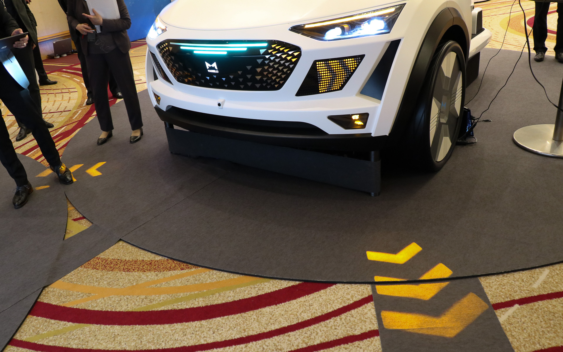 路面に右左折の方向を光で示すプロジェクション表示