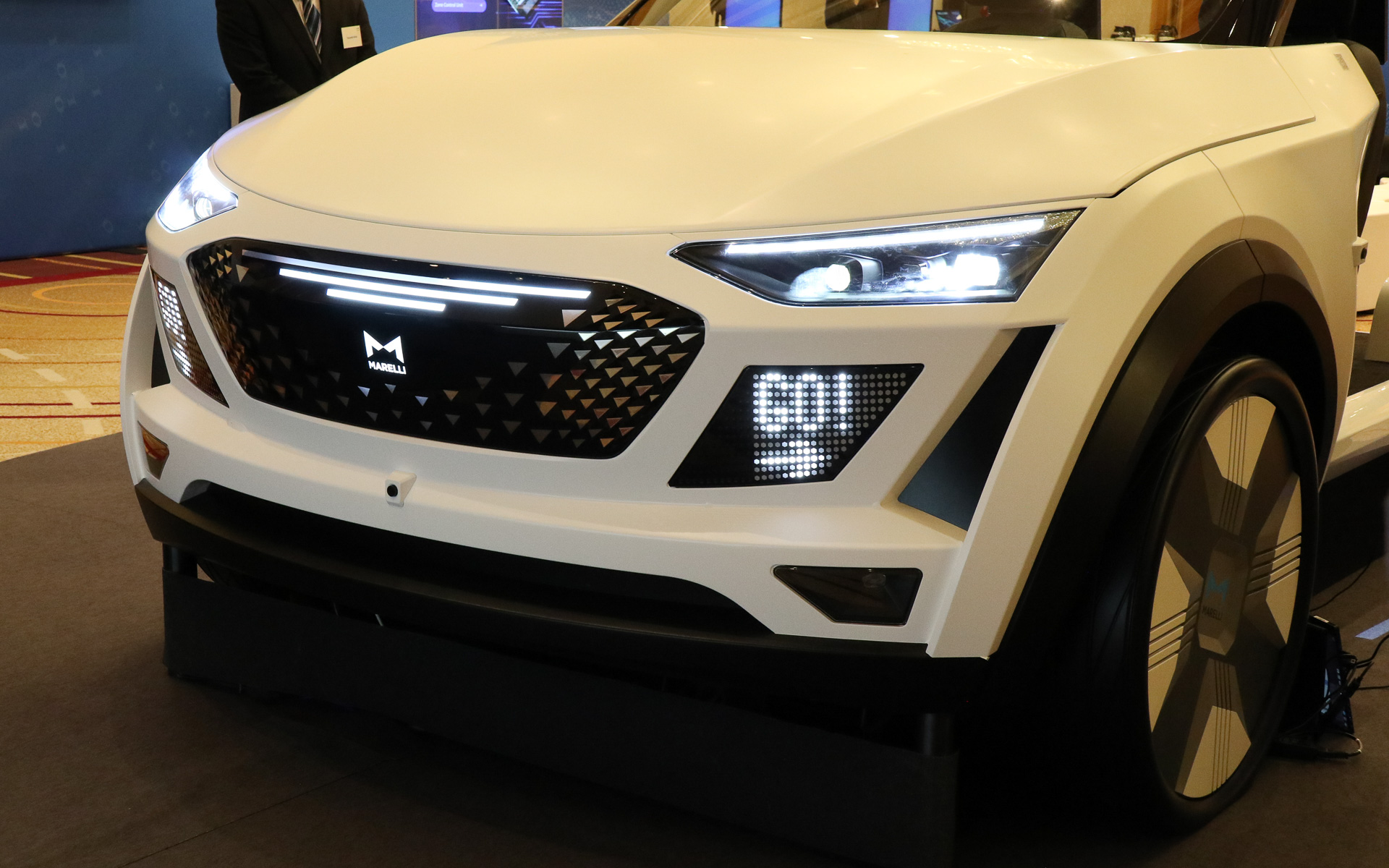 ヘッドライトの下に設置されたLEDパネルはさまざまな内容を表示可能