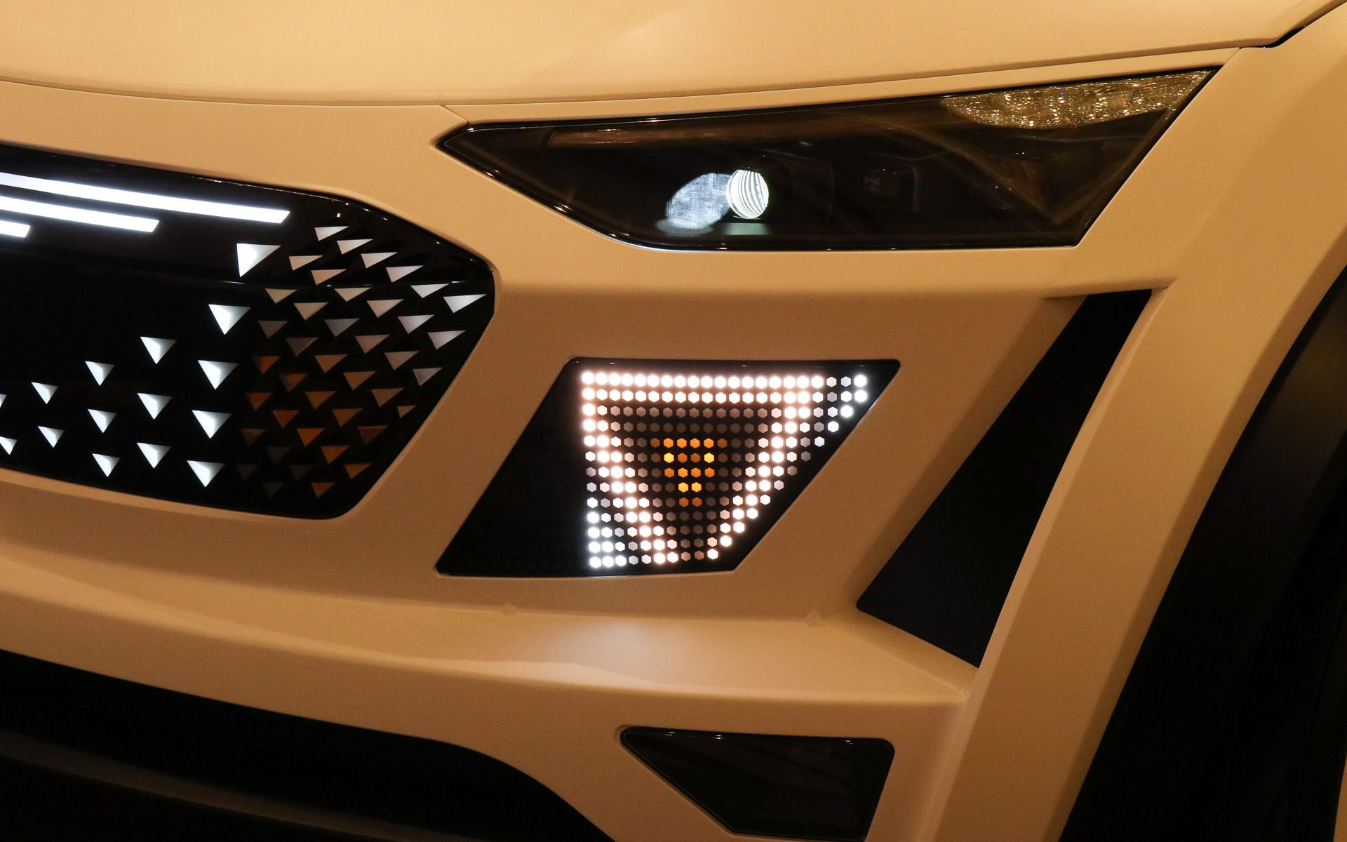 ヘッドライトの下に設置されたLEDパネルはさまざまな内容を表示可能