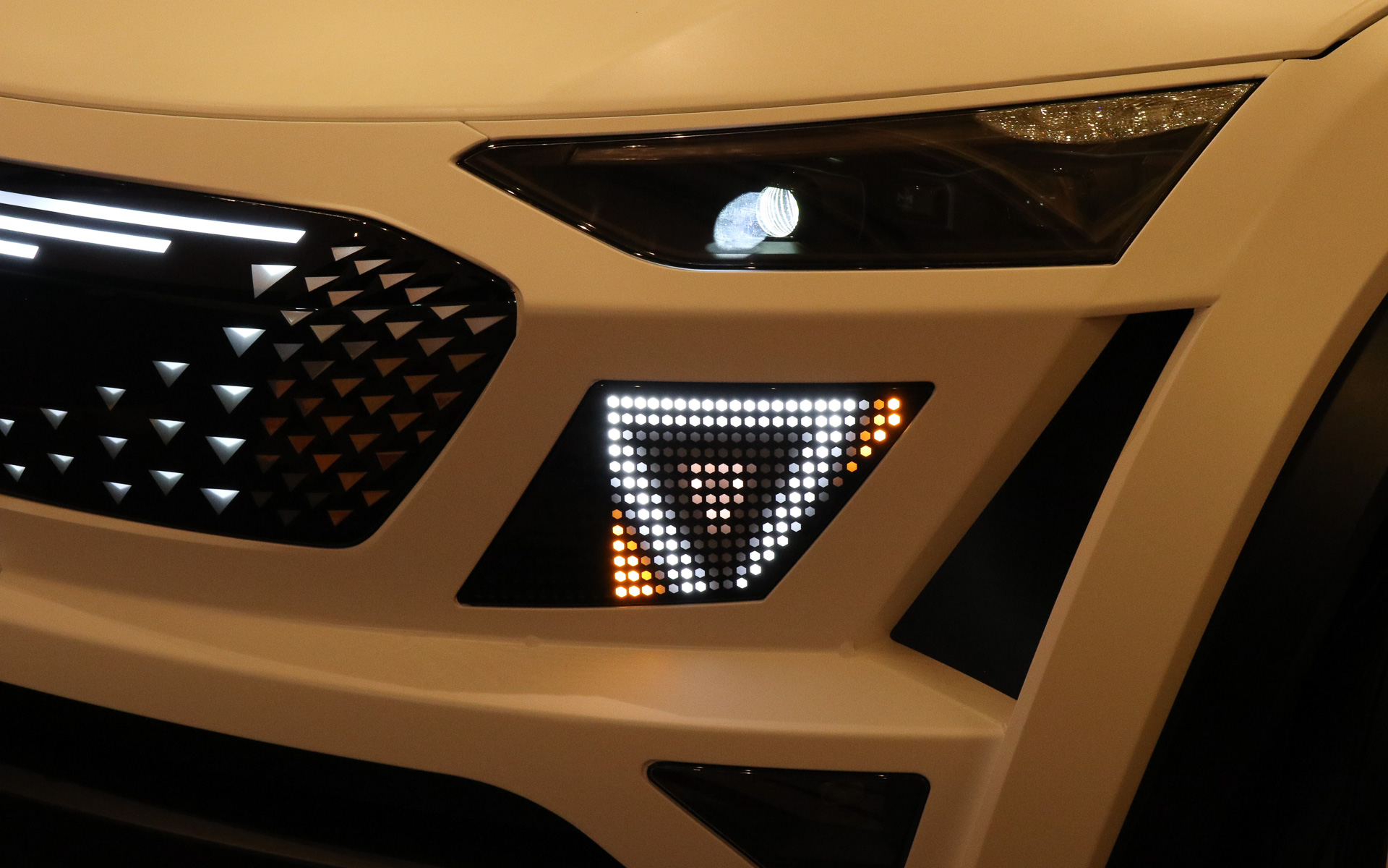 ヘッドライトの下に設置されたLEDパネルはさまざまな内容を表示可能