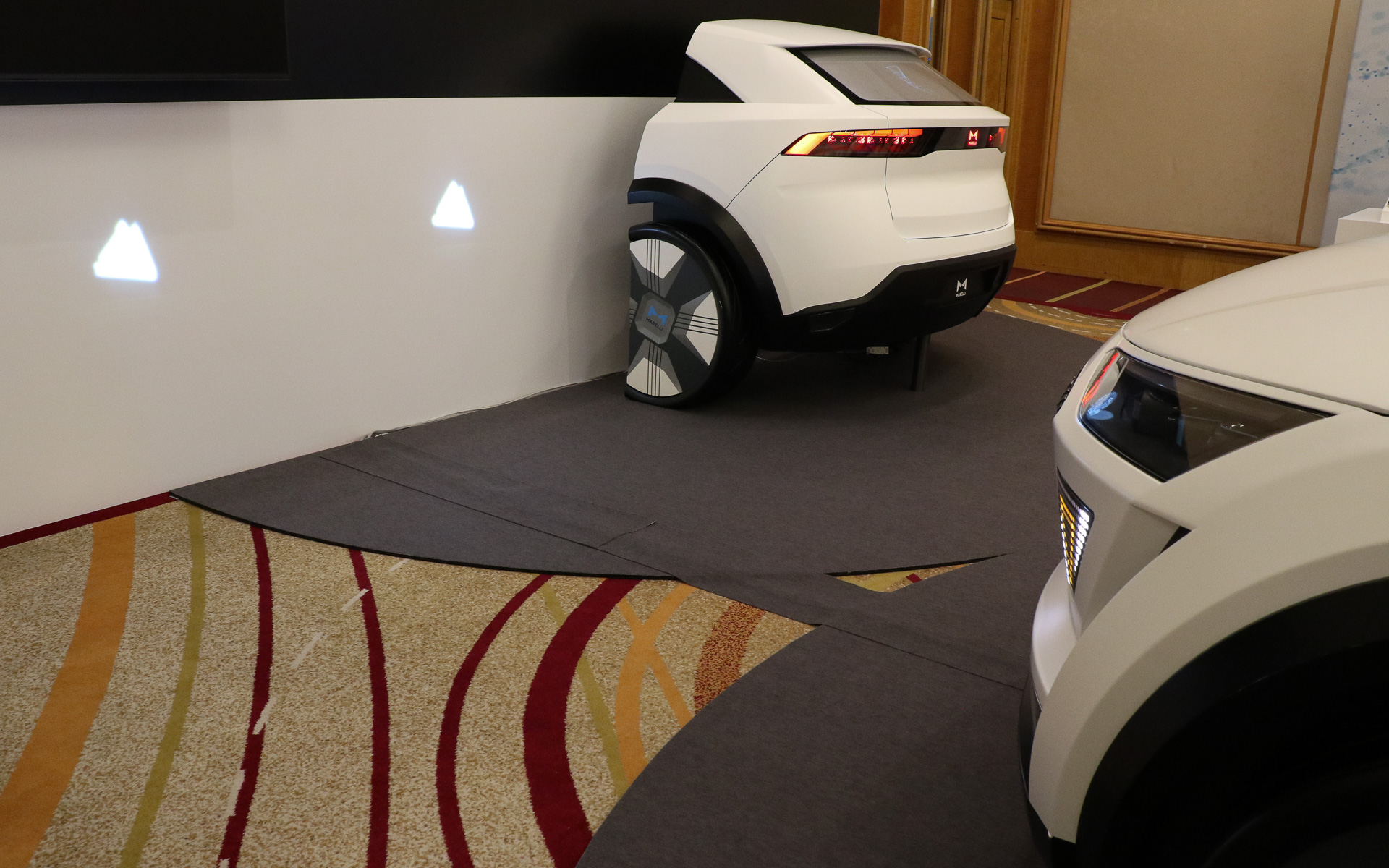 ヘッドライトは灯体の可動や照射パターンの制御でアニメーション表現を行なう