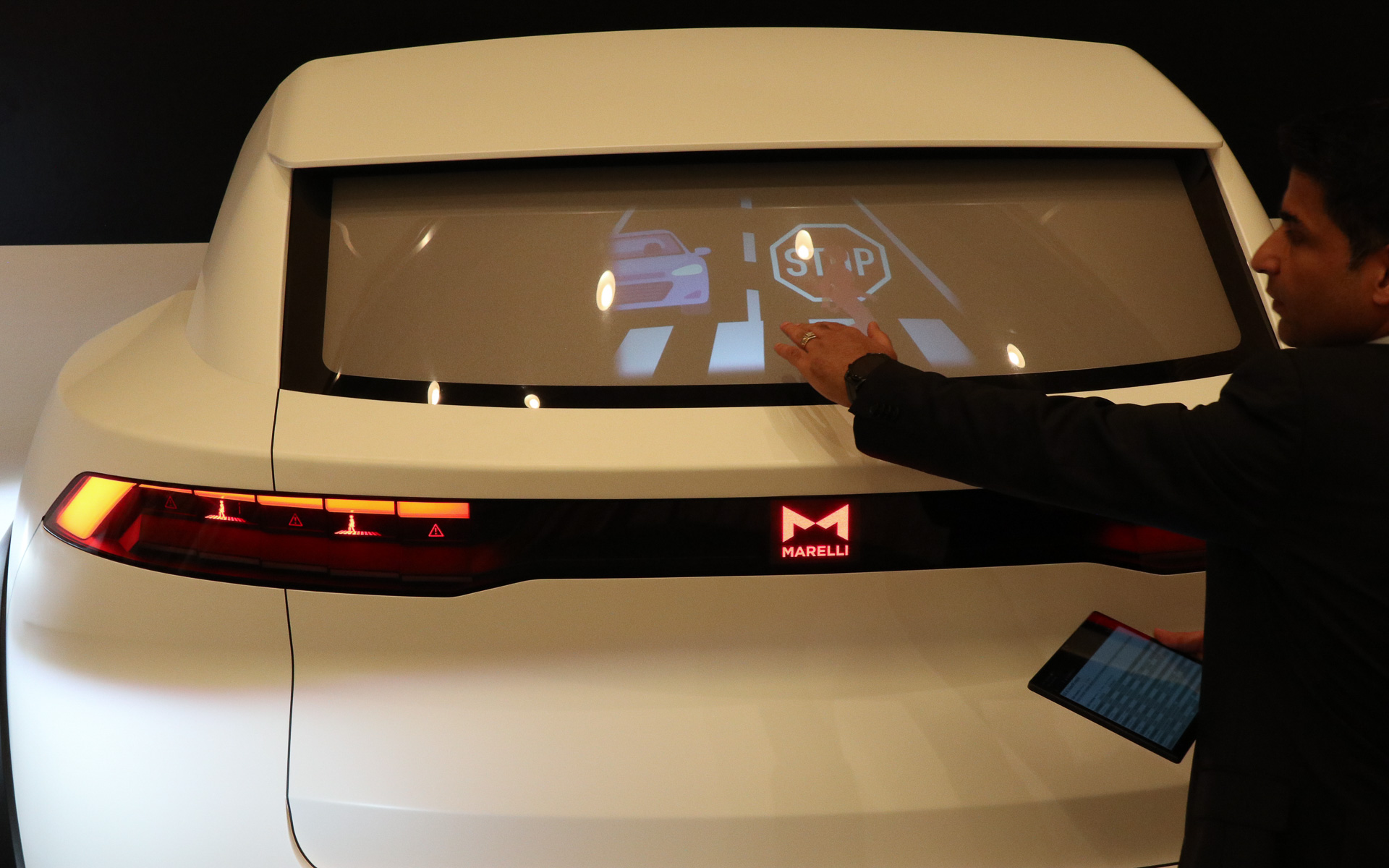 リアハッチのウィンドウに大きくアニメーション表示を行ない、後続車に減速や停止の意図を通知して安全性を高める