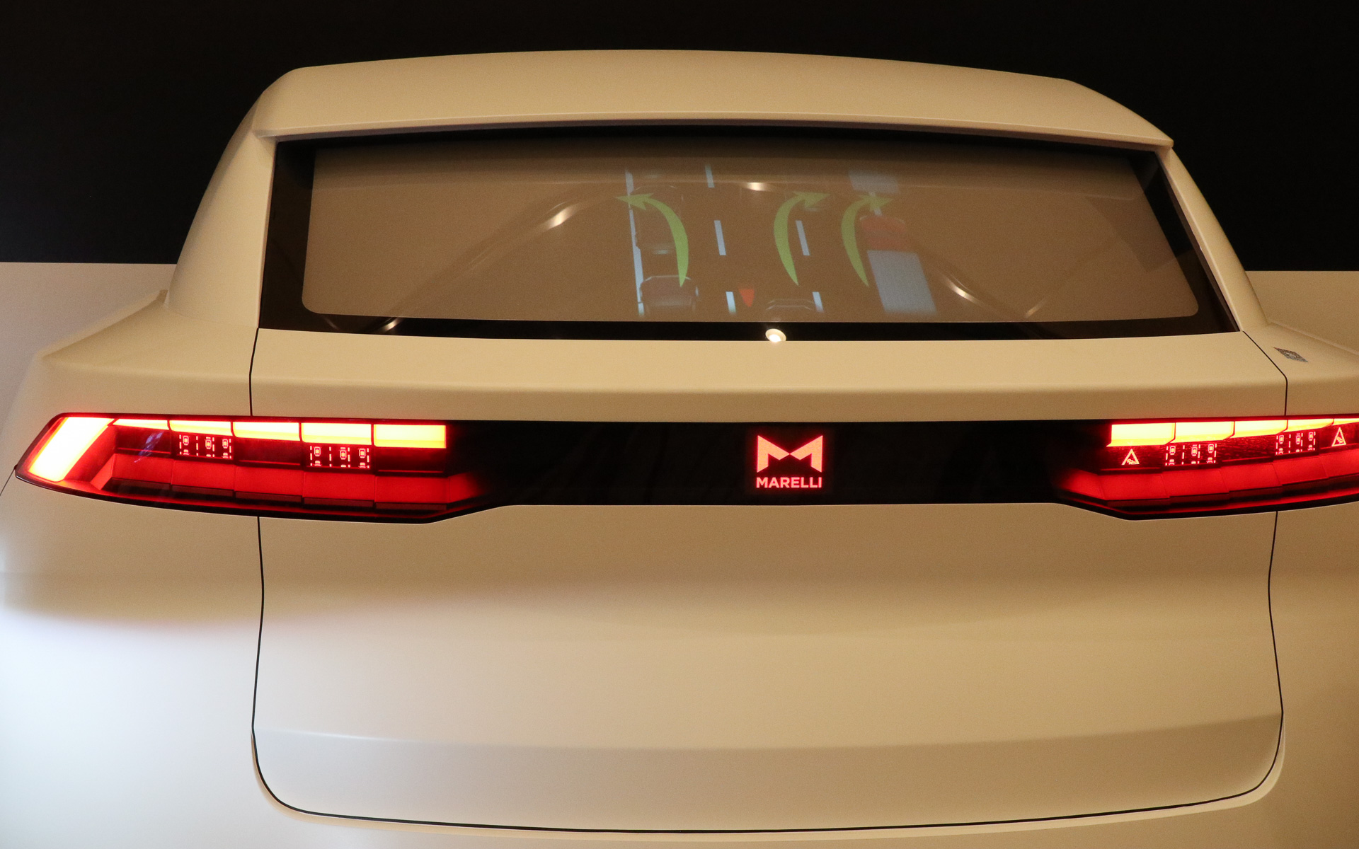 リアハッチのウィンドウに大きくアニメーション表示を行ない、後続車に減速や停止の意図を通知して安全性を高める