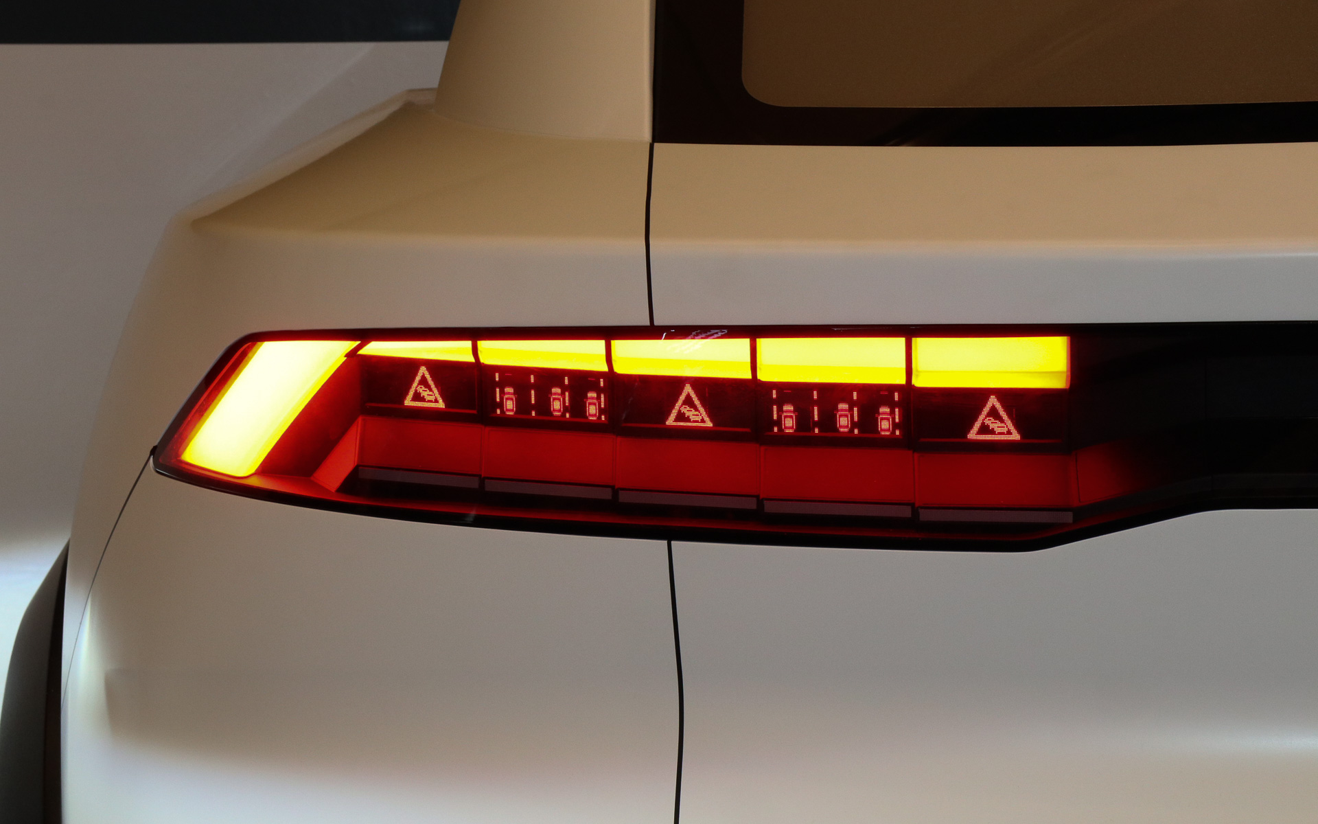 リアコンビネーションランプでもアイコン表示を行ない、ウィンドウ表示の内容を強調