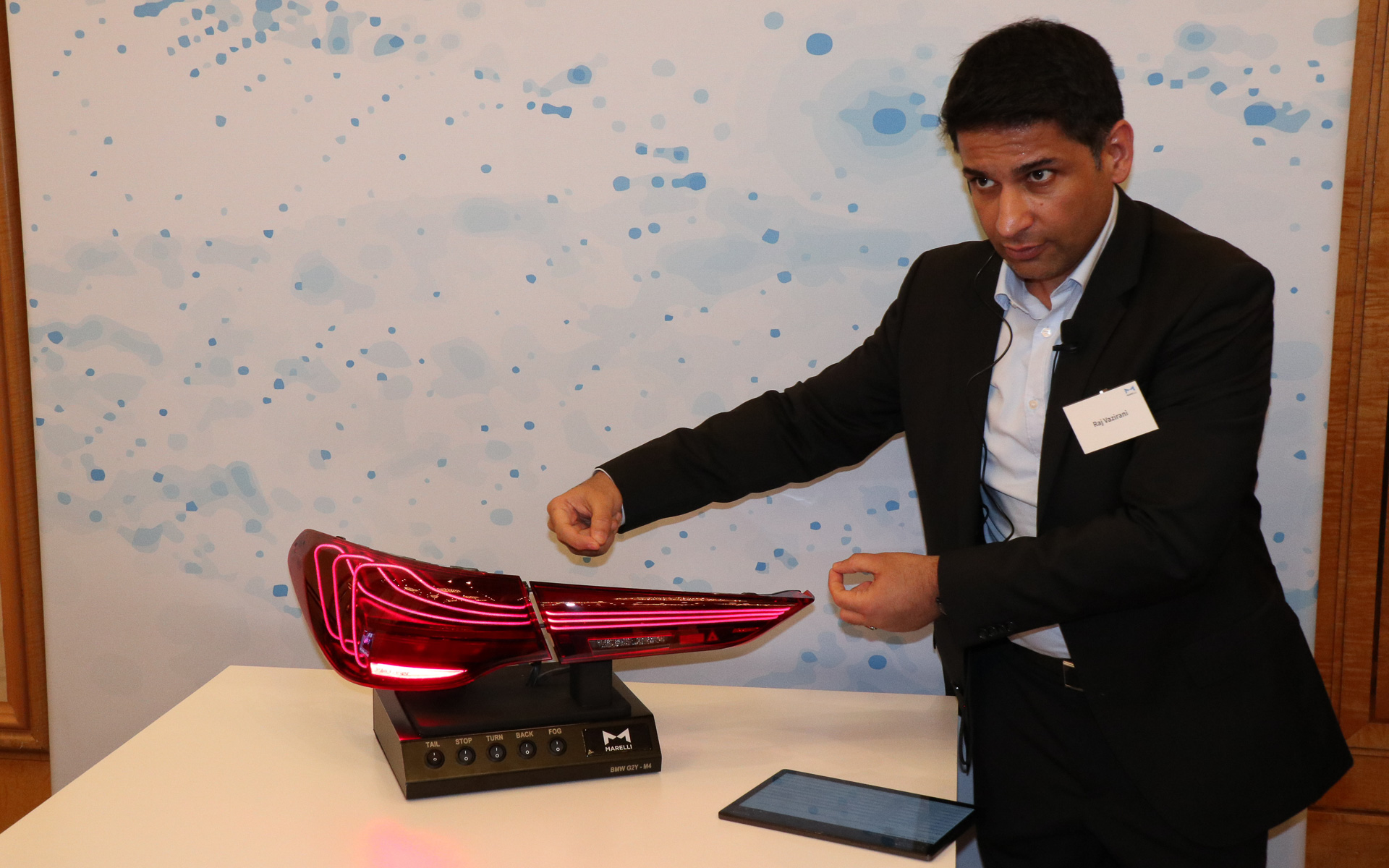 「赤色LASER＆光ファイバー・リアランプは省電力化、軽量化といった実用性に加え、細かなクリスタルが動いているように見せる特徴的な視覚効果も発揮する