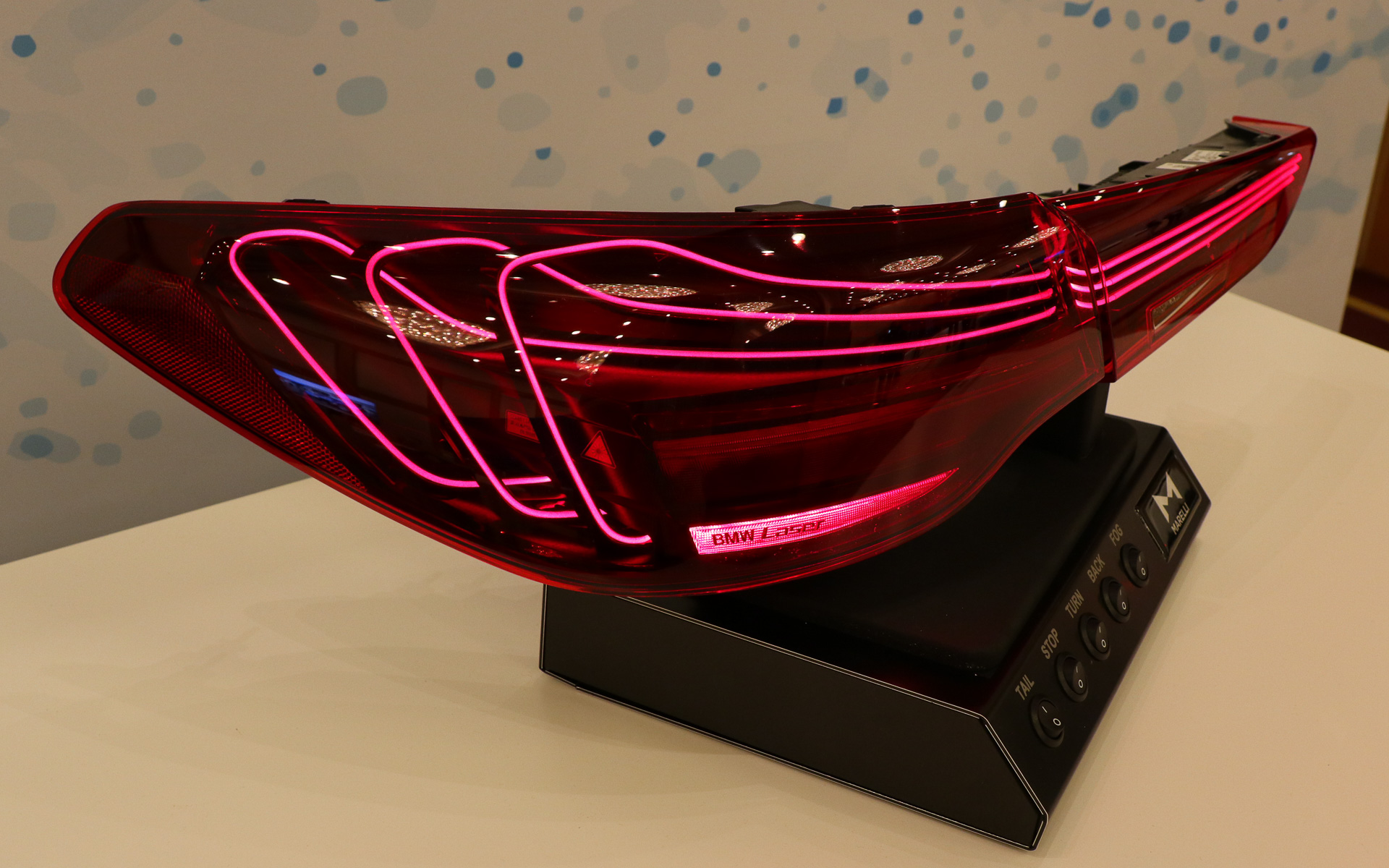 「赤色LASER＆光ファイバー・リアランプは省電力化、軽量化といった実用性に加え、細かなクリスタルが動いているように見せる特徴的な視覚効果も発揮する